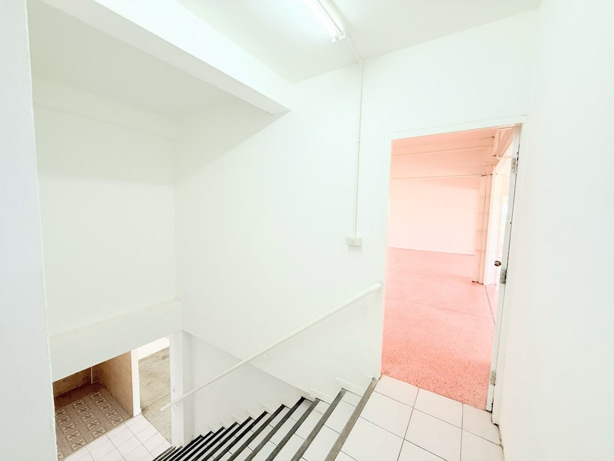 For RentShop HouseSamut Prakan,Samrong : Rent a building next to Thepharak Road - BTS Line Yellow Line, Thippawan Station, only 200 meters