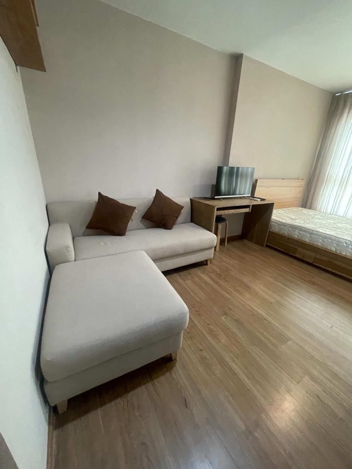 For RentCondoSathorn, Narathiwat : (𝐅𝐨𝐫 𝐑𝐞𝐧𝐭/For rent) Condo Fusechan-Sathorn ⭐️condo rental 🔸Size 26 sqm.💰 Rent 11,000/month (1 year rental contract) Room details - TV - Electric stove with hood - Water heater - Sofa - Wardrobe - Refrigerator - Air conditioner