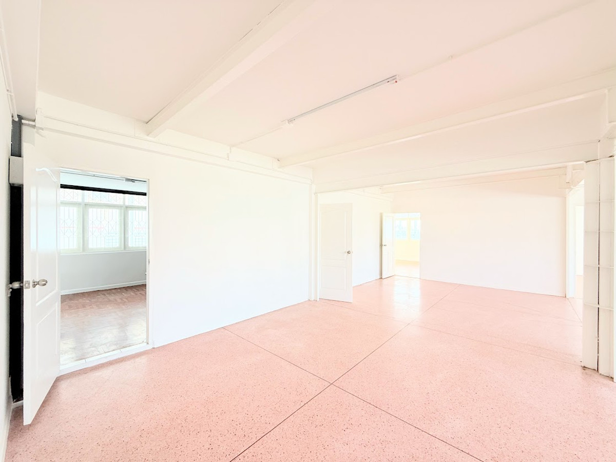 For RentShop HouseSamut Prakan,Samrong : Rent a building next to Thepharak Road - BTS Line Yellow Line, Thippawan Station, only 200 meters