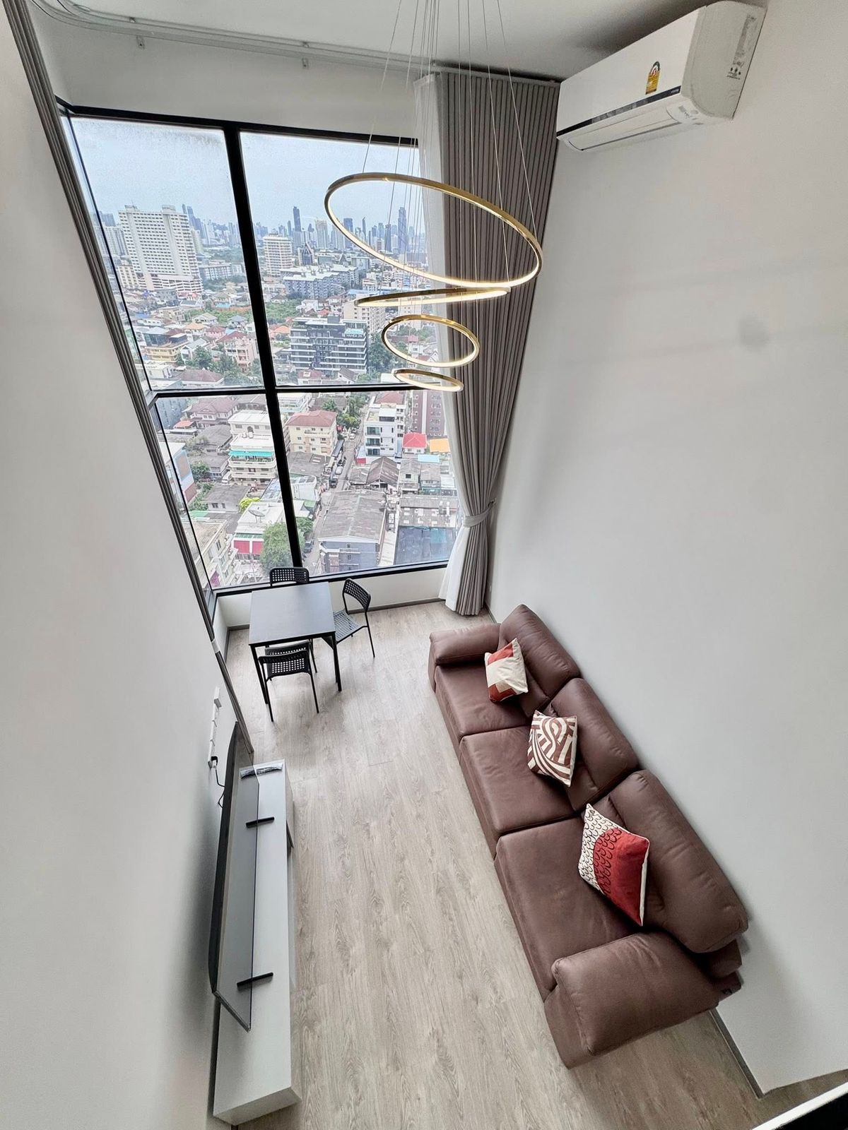 ให้เช่าคอนโดรัชดา ห้วยขวาง : ⭐️ SOHO Bangkok Ratchada⭐️ ห้องใหม่เอี่ยม เพดานสูง 4 เมตร ชั้น 17 ห้องมุม  เฟอร์นิเจอร์และเครื่องใช้ไฟฟ้าครบ