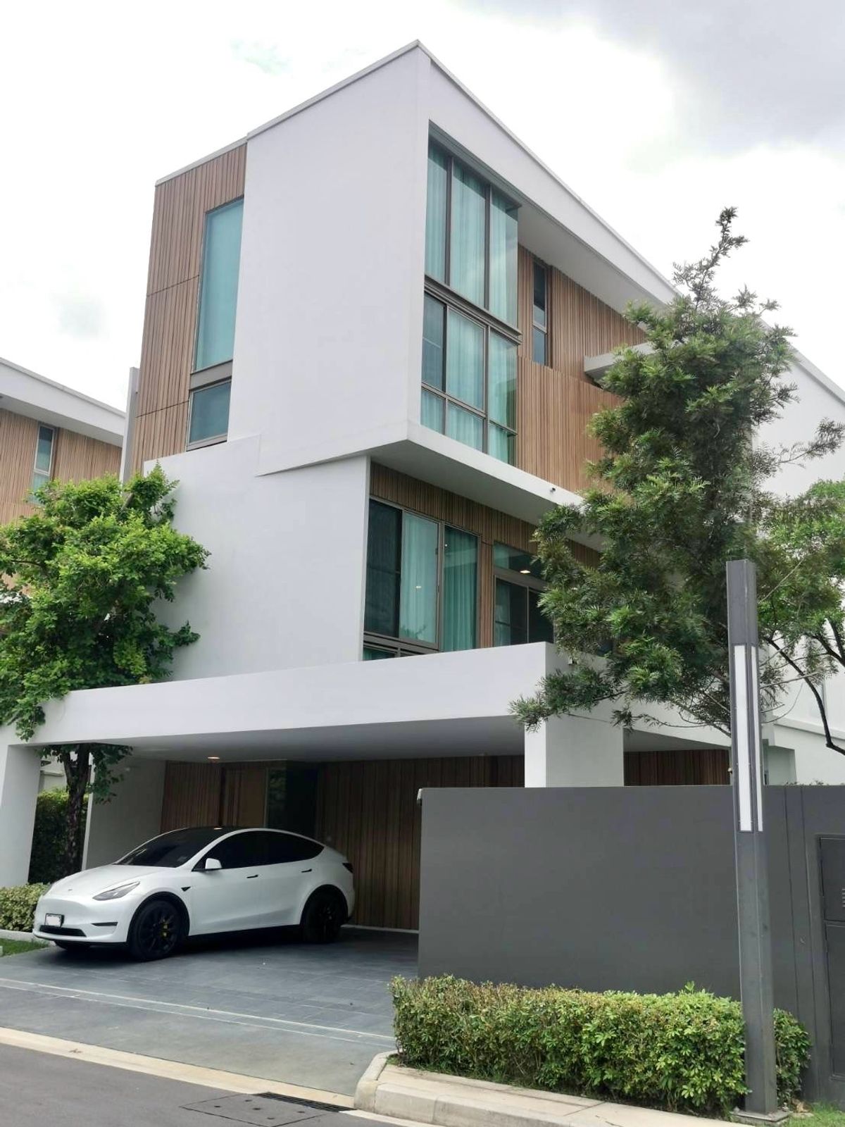 บ้านพัฒนาการ ศรีนครินทร์ : VIVE Rama 9 Krungthep kreetha: 76sqwah 324sqm. 3bed 4bath Sell: 33,900,000 Rent: 200,000/mth. Am: 0656199198