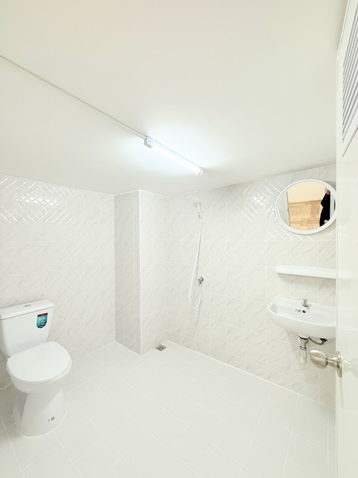 For RentShop HouseSamut Prakan,Samrong : Rent a building next to Thepharak Road - BTS Line Yellow Line, Thippawan Station, only 200 meters