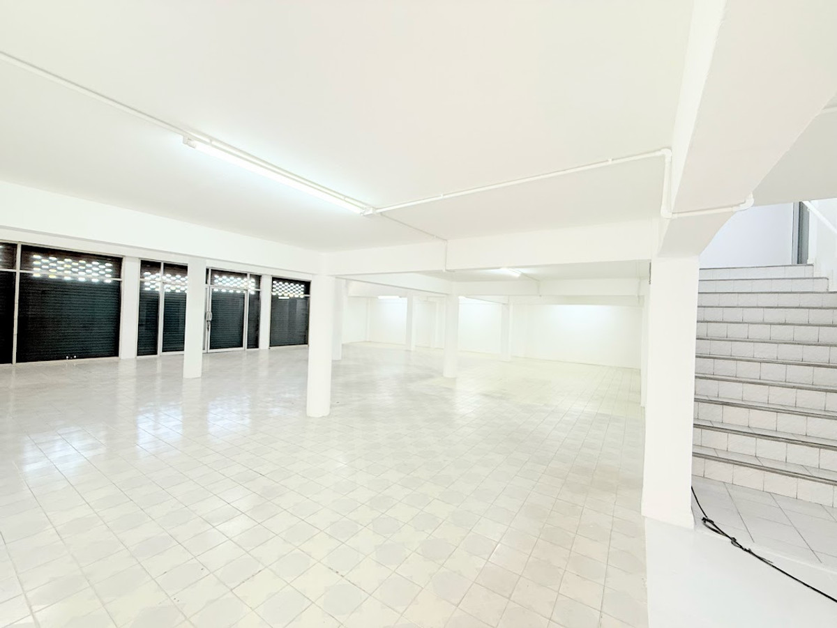 For RentShop HouseSamut Prakan,Samrong : Rent a building next to Thepharak Road - BTS Line Yellow Line, Thippawan Station, only 200 meters