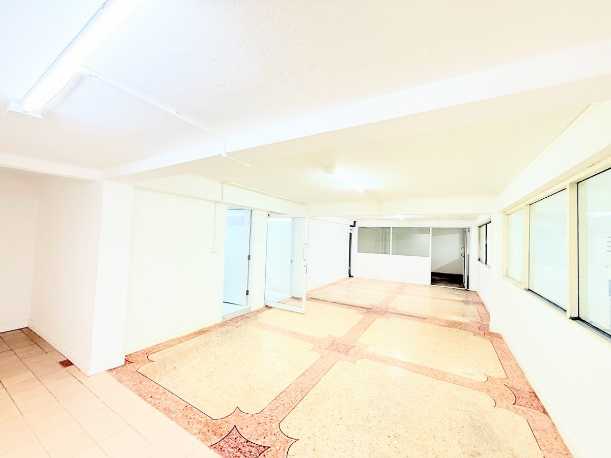 For RentShop HouseSamut Prakan,Samrong : Rent a building next to Thepharak Road - BTS Line Yellow Line, Thippawan Station, only 200 meters