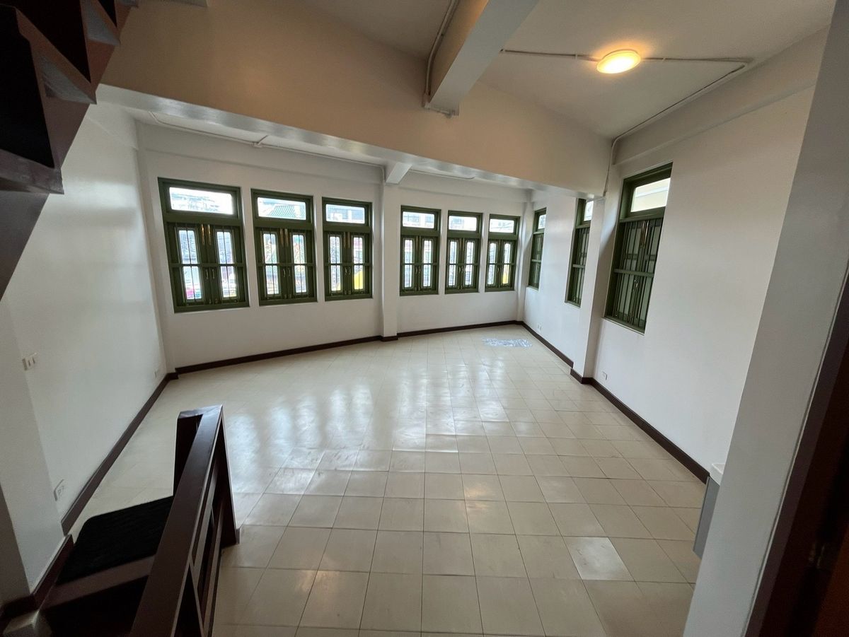 For RentShop HouseYaowarat, Banglamphu : Renting 1 commercial building, corner on the main road, Yaowarat - Naga Kasem MRT Sam Yot 600 meters, Bangkok