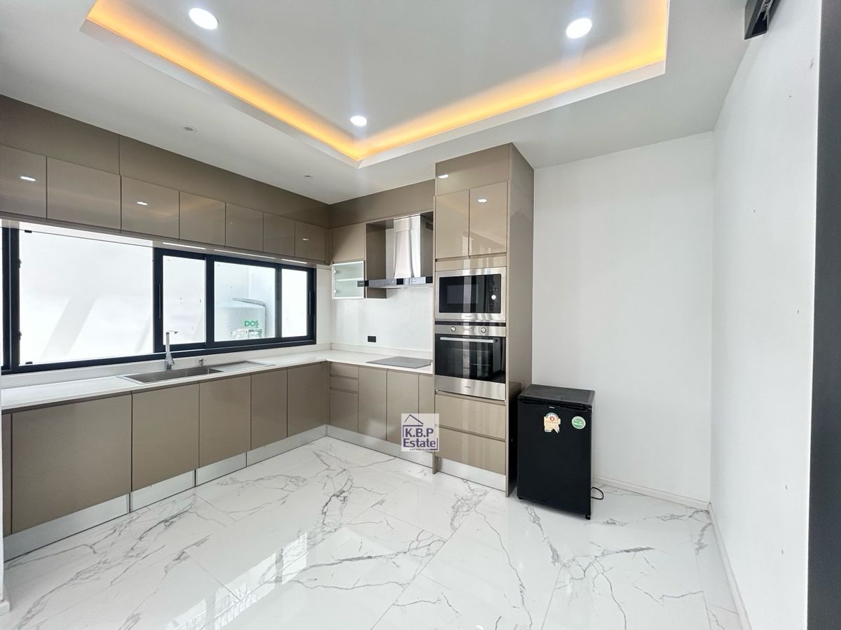 ขายทาวน์โฮมสุขุมวิท อโศก ทองหล่อ : 🏡ขาย Townhome 3 ชั้น 25 ตรว ซอยสุขุมวิท 15 ทำเลดี เพียง 1 นาทีถึง โรงเรียนนานาชาติ NIST และ 5 นาที ถึง BTS อโศก 