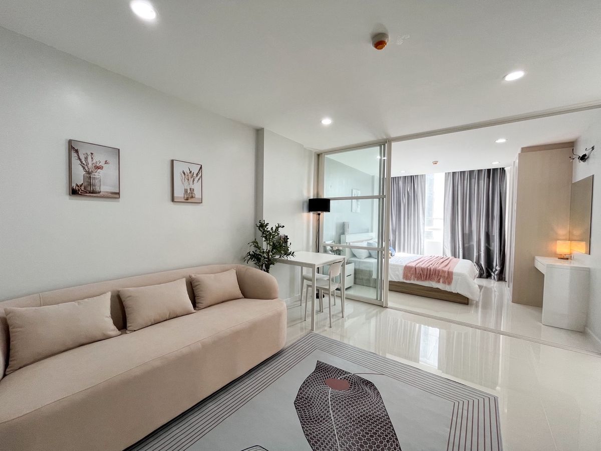 For SaleCondoPattanakan, Srinakarin : Condo for sale at Element Srinakarin. Newly renovated unit. Best price