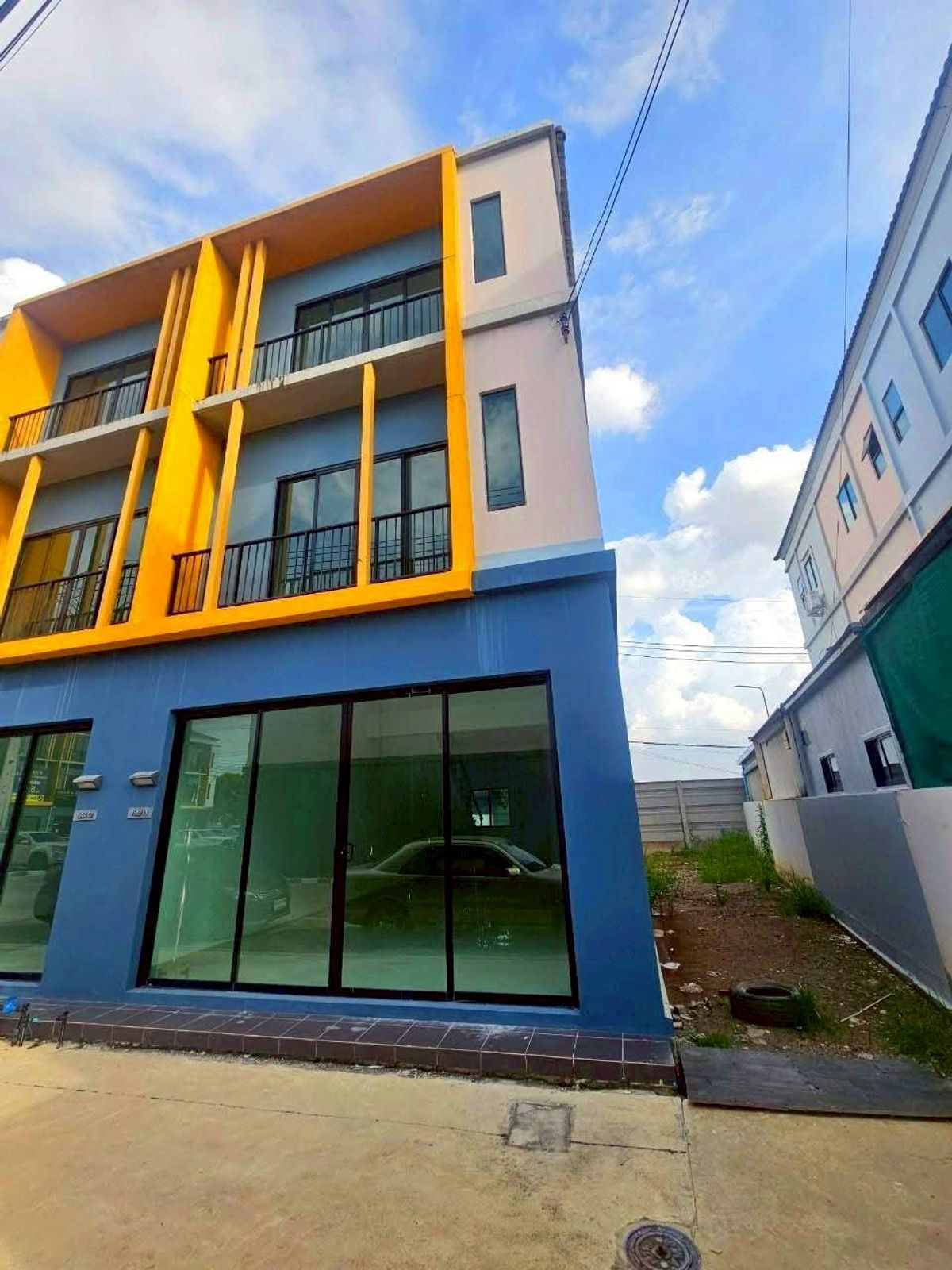 For RentHome OfficePathum Thani,Rangsit, Thammasat : 3-storey home office for rent. The Connect Biztown @Bangkok-Pathum Thani, 11,29 Size 19.4 square wah, 3 multi-purpose rooms, Bang Dua Subdistrict, Mueang Pathum Thani District Pathum Thani Province