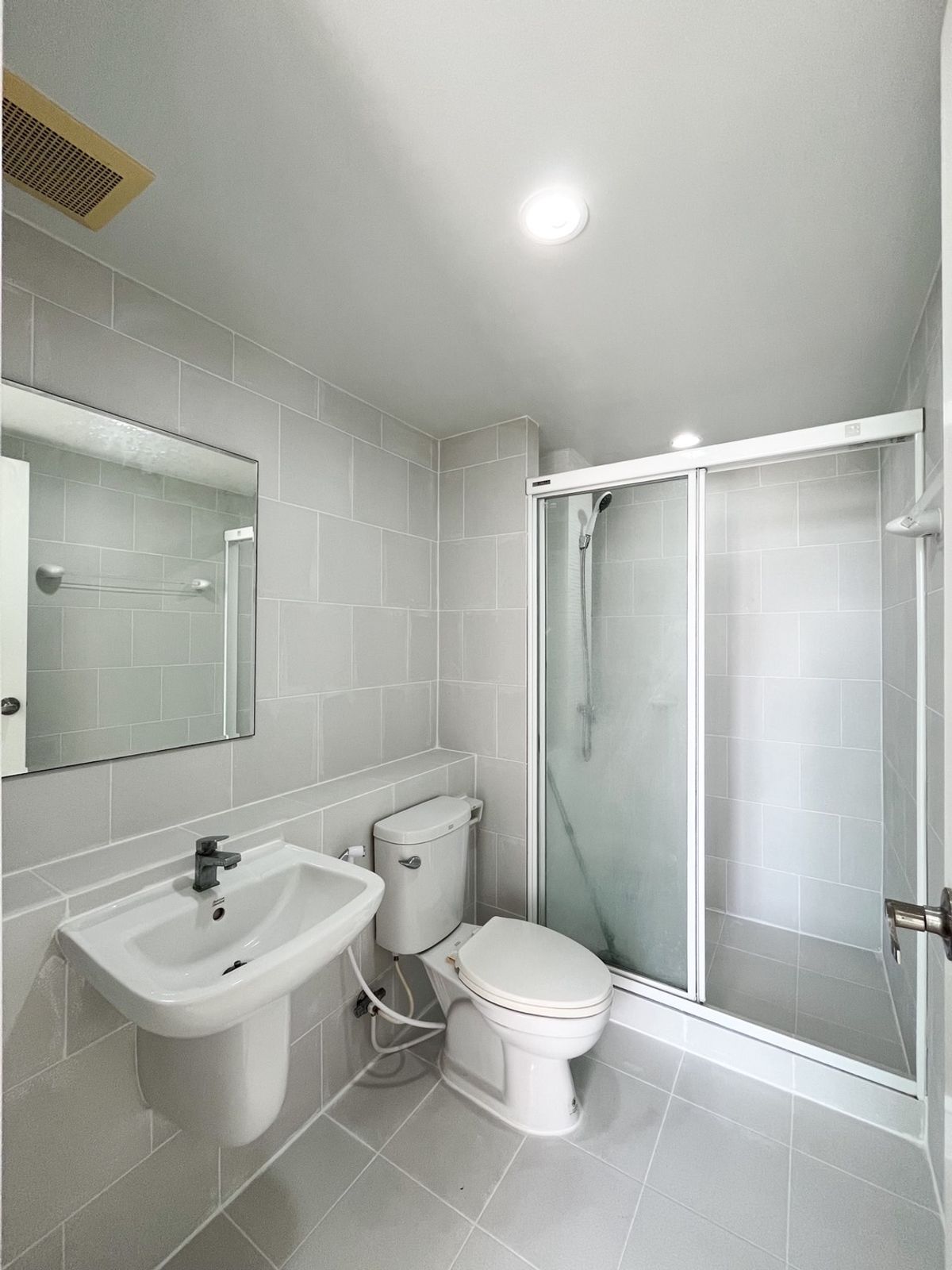 ขายคอนโดพัฒนาการ ศรีนครินทร์ : ขายคอนโด อิลีเม้นท์ ศรีนครินทร์ 3ึ7 ตรม  ห้องรีโนเวทใหม่ สวยแบบคุ้ม 