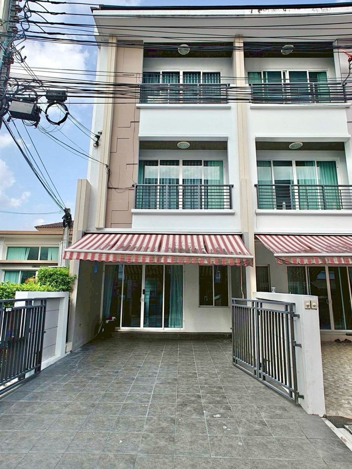 For RentTownhomeChokchai 4, Ladprao 71, Ladprao 48, : 🔥🔥Code 28196🔥🔥 House for rent in the middle of the city, Nakniwat 34🌐LINE ID : @fastforrentcondo