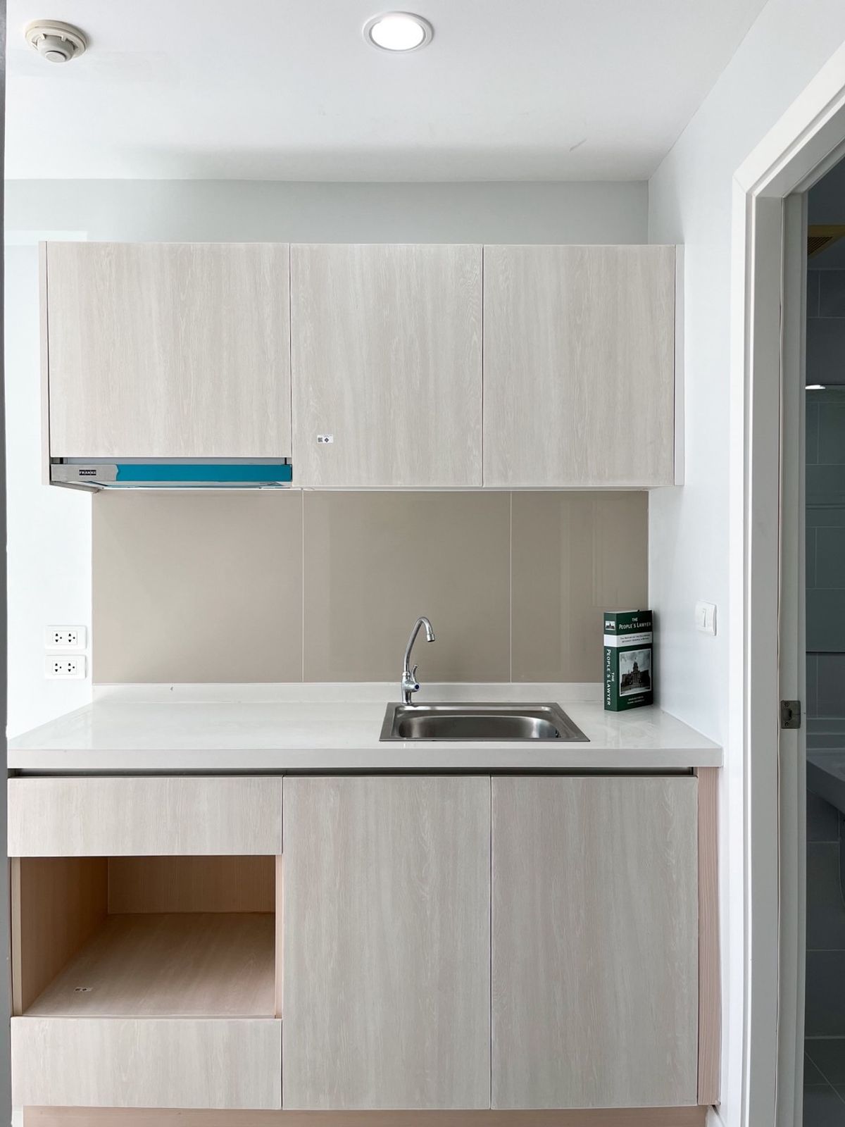 ขายคอนโดพัฒนาการ ศรีนครินทร์ : ขายคอนโด อิลีเม้นท์ ศรีนครินทร์ 3ึ7 ตรม  ห้องรีโนเวทใหม่ สวยแบบคุ้ม 