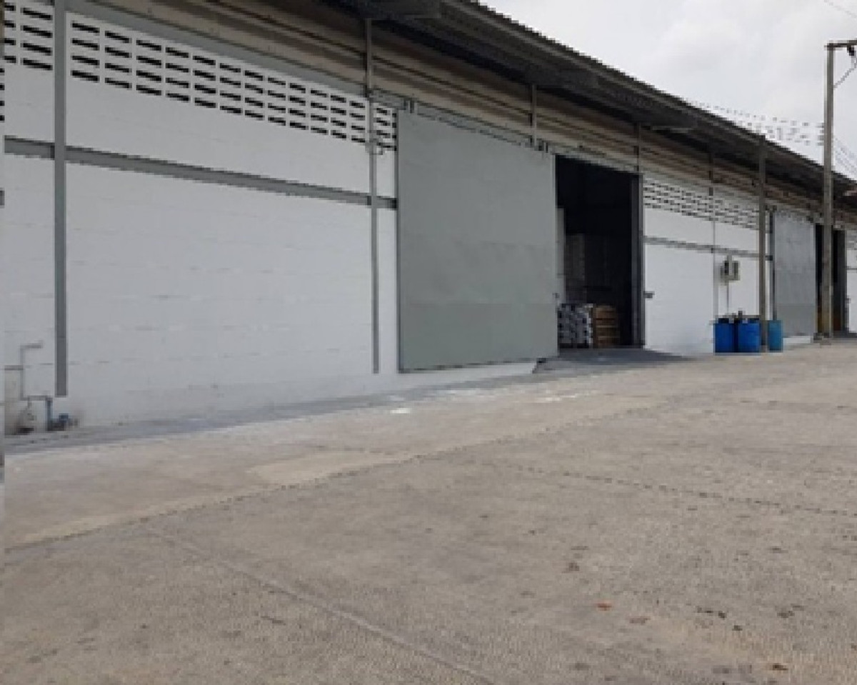 For RentWarehouseBangna, Bearing, Lasalle : For Rent for rent, warehouse with an area of 2,200 square meters, Bang Na Trat Road-Km. 5, enter the alley, not very deep, very good location, can enter many ways, a large car, 40-foot trailer, convenient in and out.