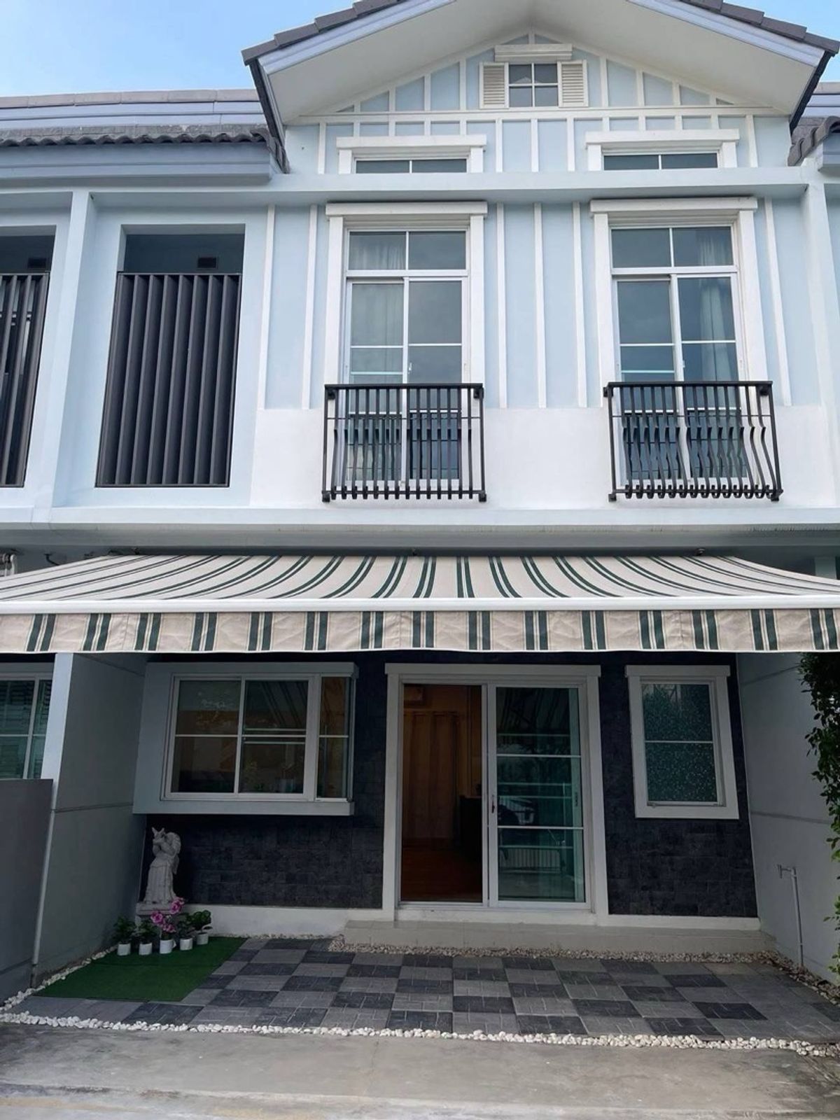 ให้เช่าทาวน์โฮมบางนา แบริ่ง ลาซาล : TH06-3944 

ให้เช่าบ้านทาวน์โฮม อินดี้4 #พร้อมเข้าอยู่  
เฟอร์นิเจอร์ใหม่ยกชุด 
.
✅ ห่างเมกาบางนาเพียง 800 เมตร 
✅ ห่างทางด่วนเพียง 500 เมตร
มีเฟอร์นิเจอร์  + เครื่องใช้ไฟฟ้า  
.
- ขนาดพื้นที่ใช้สอย 122 ตรม 
- ขนาดที่ดิน 23.5 ตรว 3ห้องนอน 3ห้องน้ำ 
- 2 