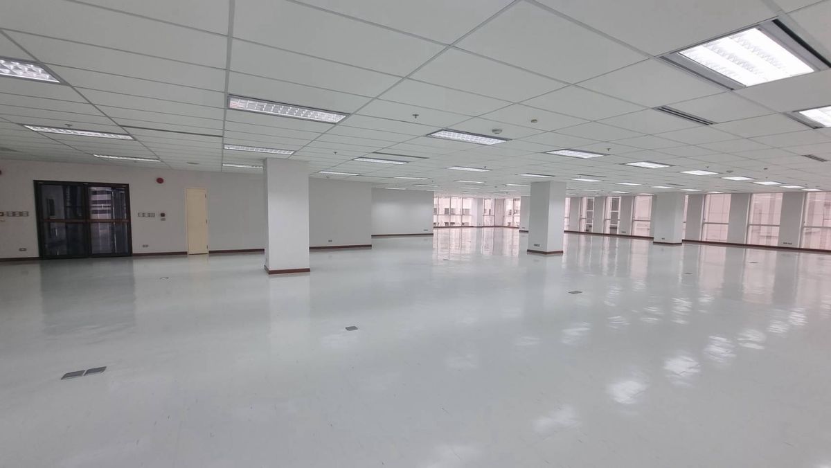 For RentOfficeWitthayu, Chidlom, Langsuan, Ploenchit : For Rent: Office Space 900 baht/sqm. near BTS Phloen Chit & Chit Lom
Open-plan layout | 1300 sq.m