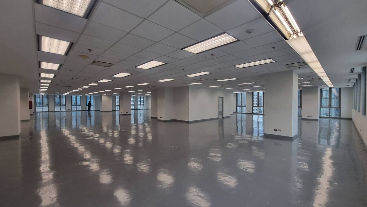 For RentOfficeWitthayu, Chidlom, Langsuan, Ploenchit : For Rent: Office Space 900 baht/sqm. near BTS Phloen Chit & Chit Lom
Open-plan layout | 684 sq.