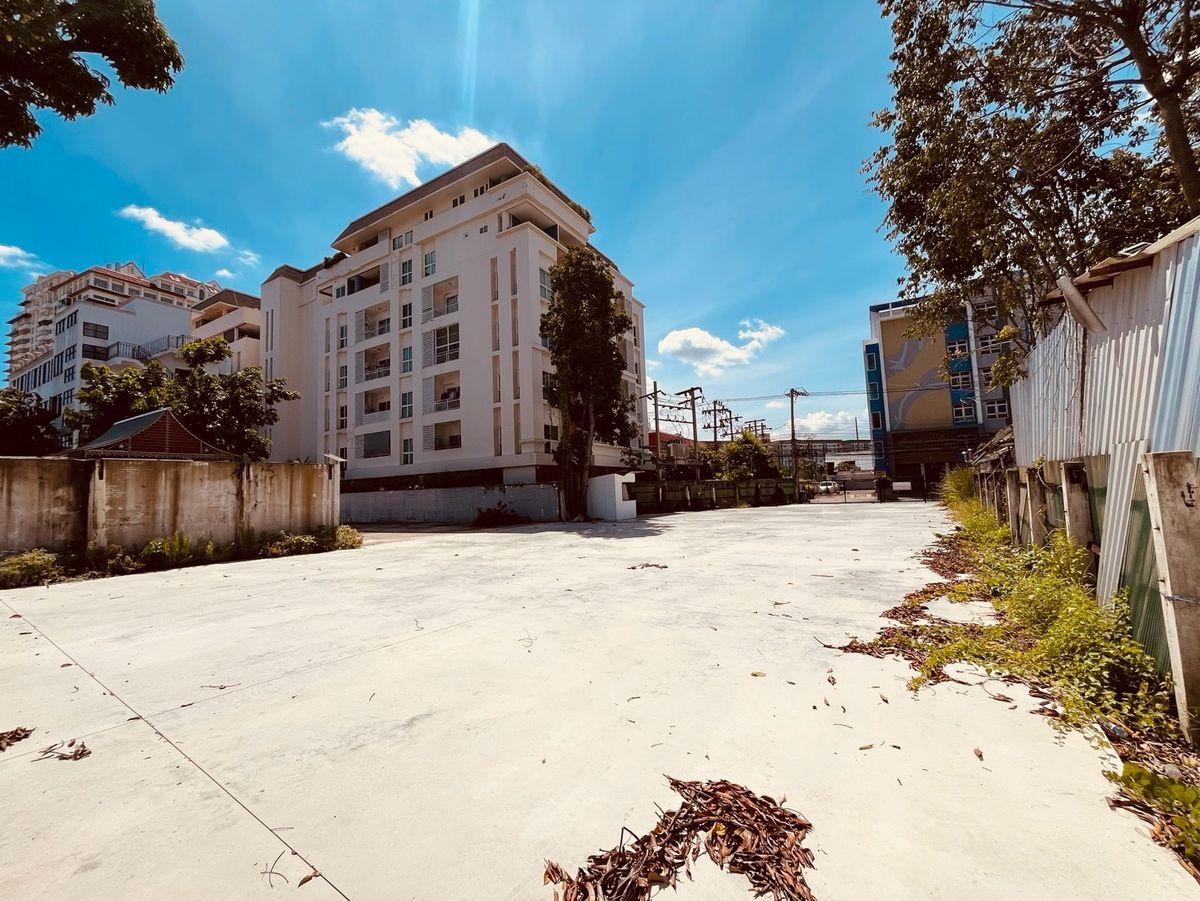 For RentOfficeRamkhamhaeng, Hua Mak : For Rental Commercial Office Building - Stand Alone - Large Parking Lots - Location on Town in Town (Ladprao) Bangkok, Thailand - Accepting Renovation and Register Company