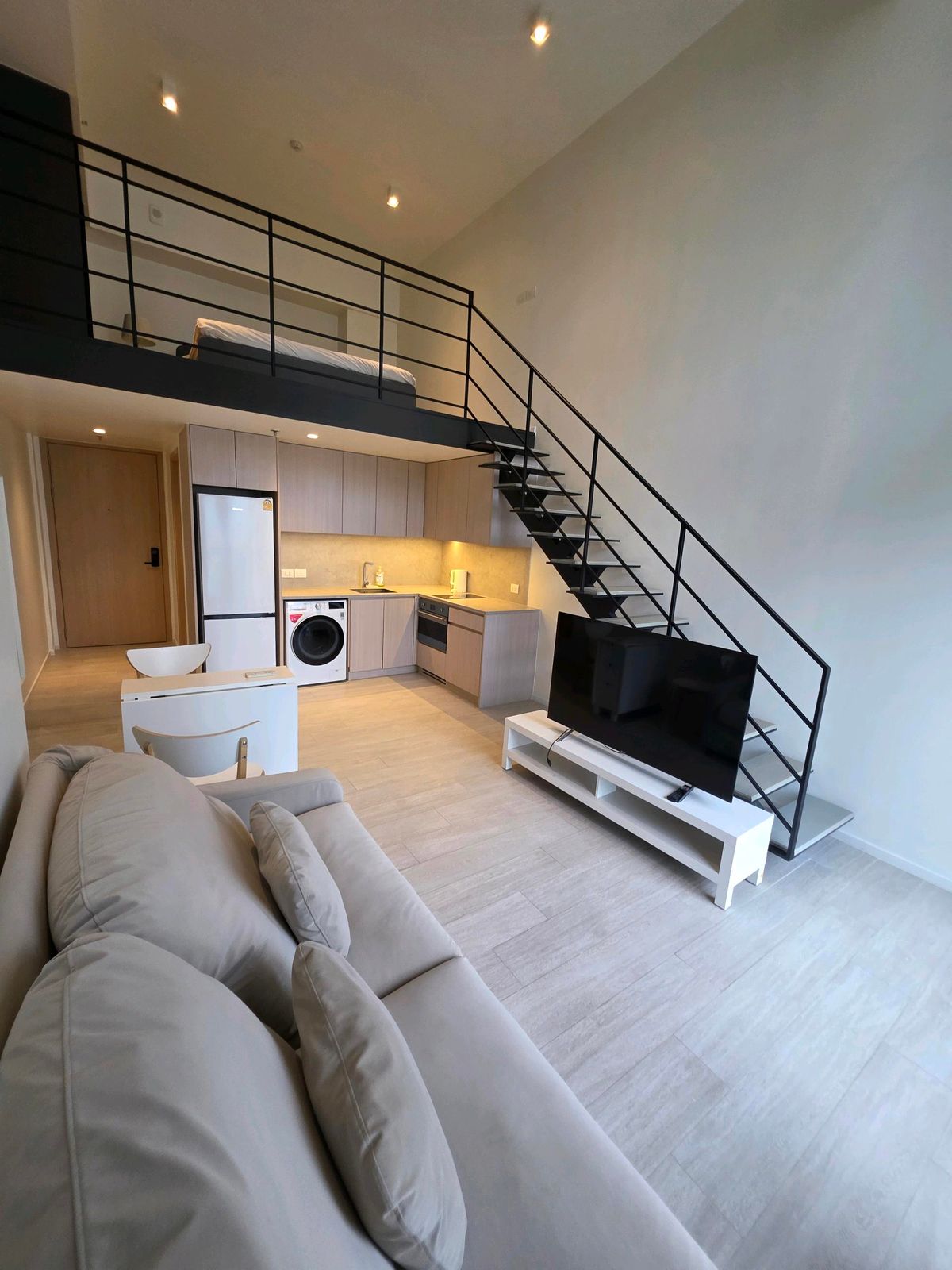 For RentCondoSilom, Saladaeng, Bangrak : 1 Bed at The Lofts Silom for rent