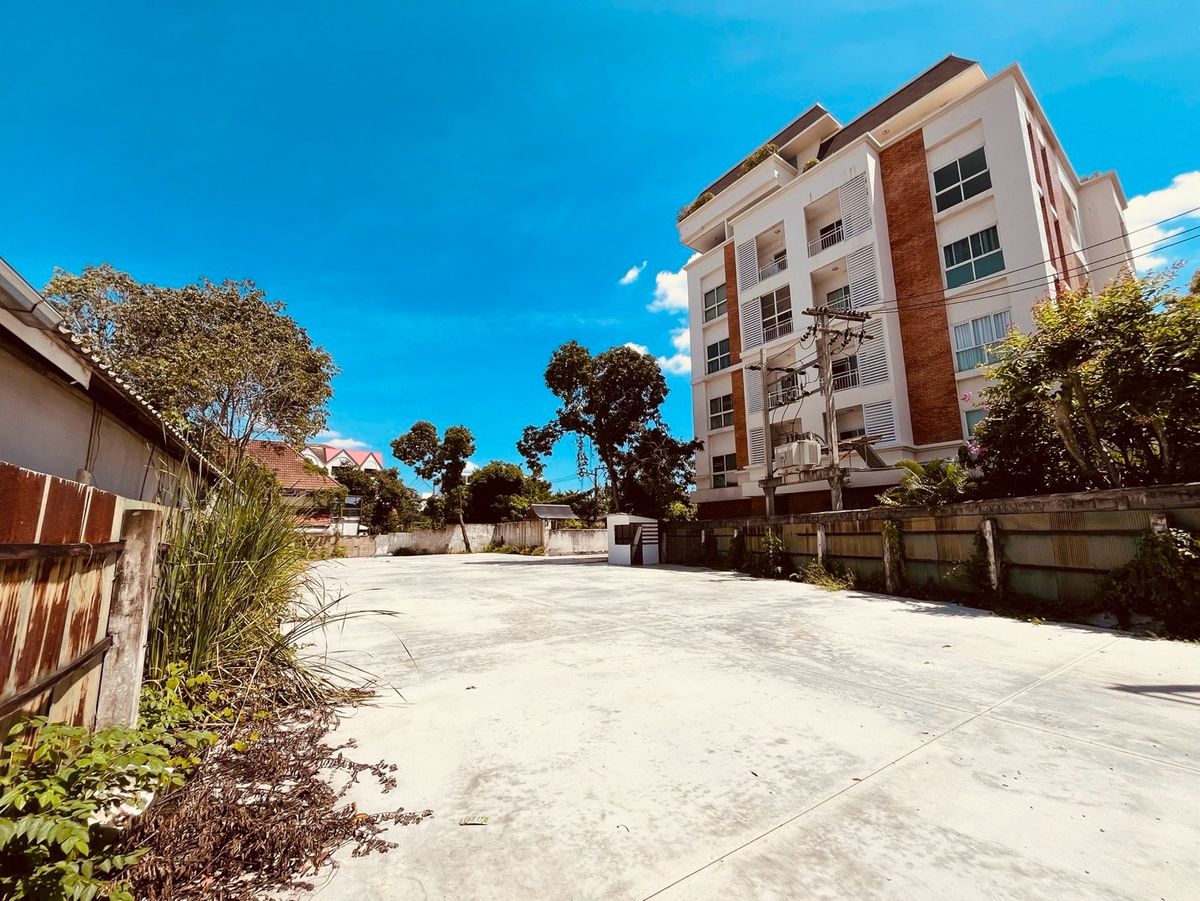 For RentOfficeRamkhamhaeng, Hua Mak : For Rental Commercial Office Building - Stand Alone - Large Parking Lots - Location on Town in Town (Ladprao) Bangkok, Thailand - Accepting Renovation and Register Company