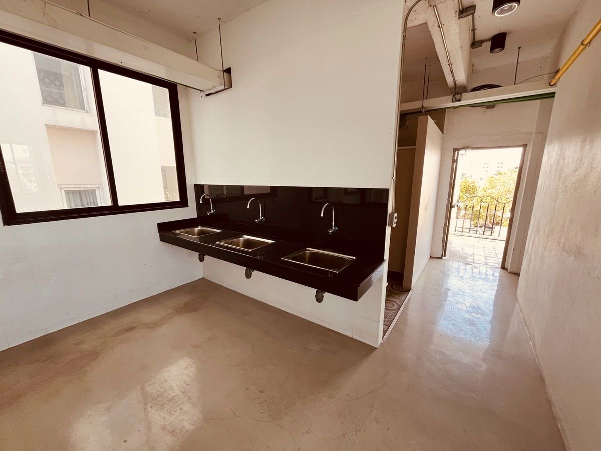 For RentOfficeRamkhamhaeng, Hua Mak : For Rental Commercial Office Building - Stand Alone - Large Parking Lots - Location on Town in Town (Ladprao) Bangkok, Thailand - Accepting Renovation and Register Company