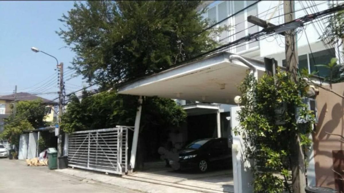 For RentOfficeOnnut, Udomsuk : Rental of commercial office buildings, Sukhumvit, near BTS On Nut, living area 820 sq.m., an area of 80 sq.w. 4 floors