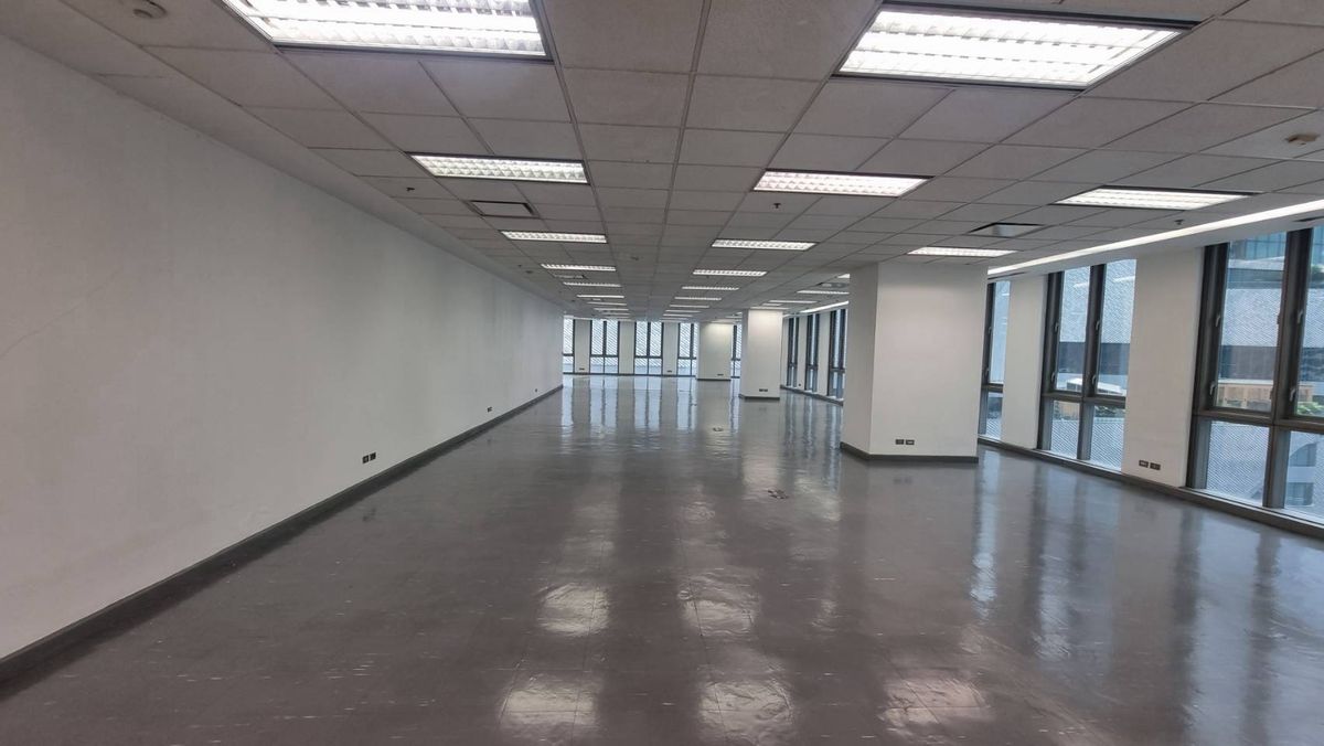 For RentOfficeWitthayu, Chidlom, Langsuan, Ploenchit : For Rent: Office Space 900 baht/sqm. near BTS Phloen Chit & Chit Lom
Open-plan layout | 393 sq.m
