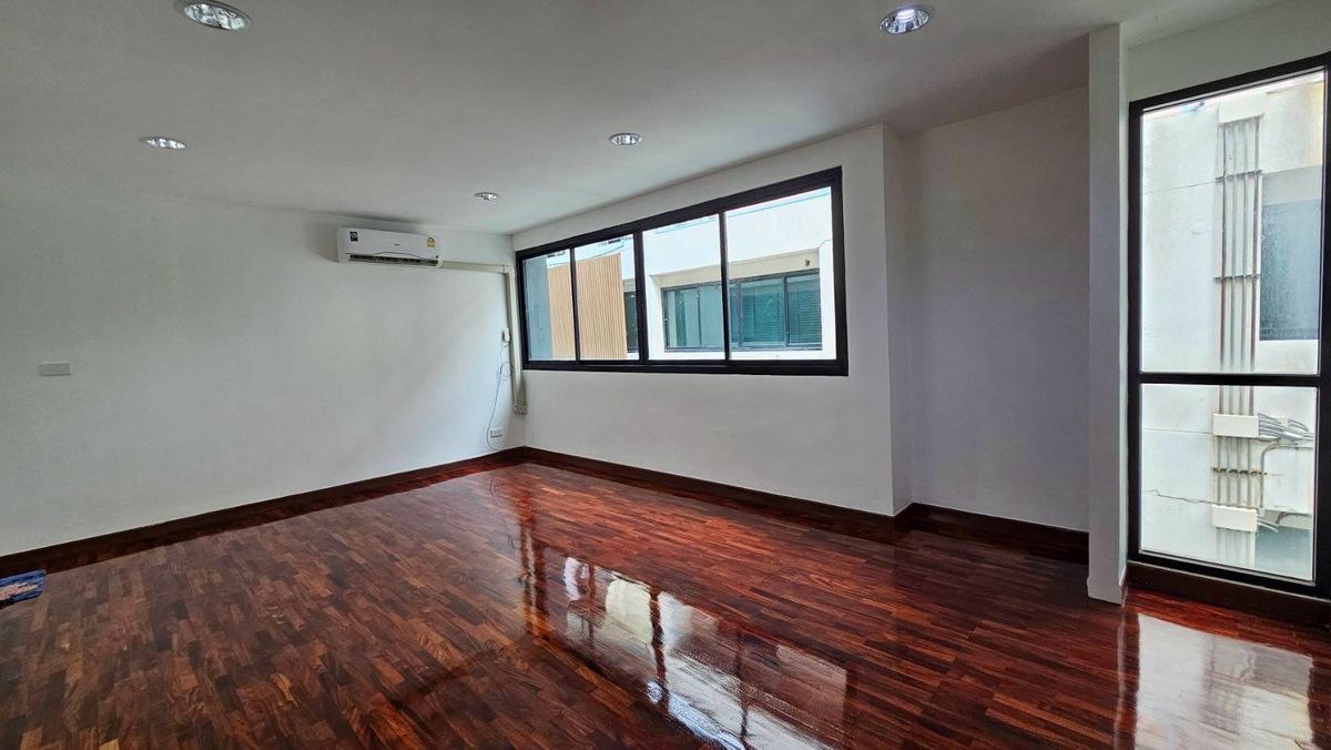 ขายทาวน์โฮมเลียบทางด่วนรามอินทรา : ขายทาวน์โฮม ทาวน์อินทาวน์ ศรีวรา กรุงเทพ | Townhome for Sale – Town in Town, Sriwara, Bangkok | 曼谷 Sriwara Town in Town 联排别墅出售