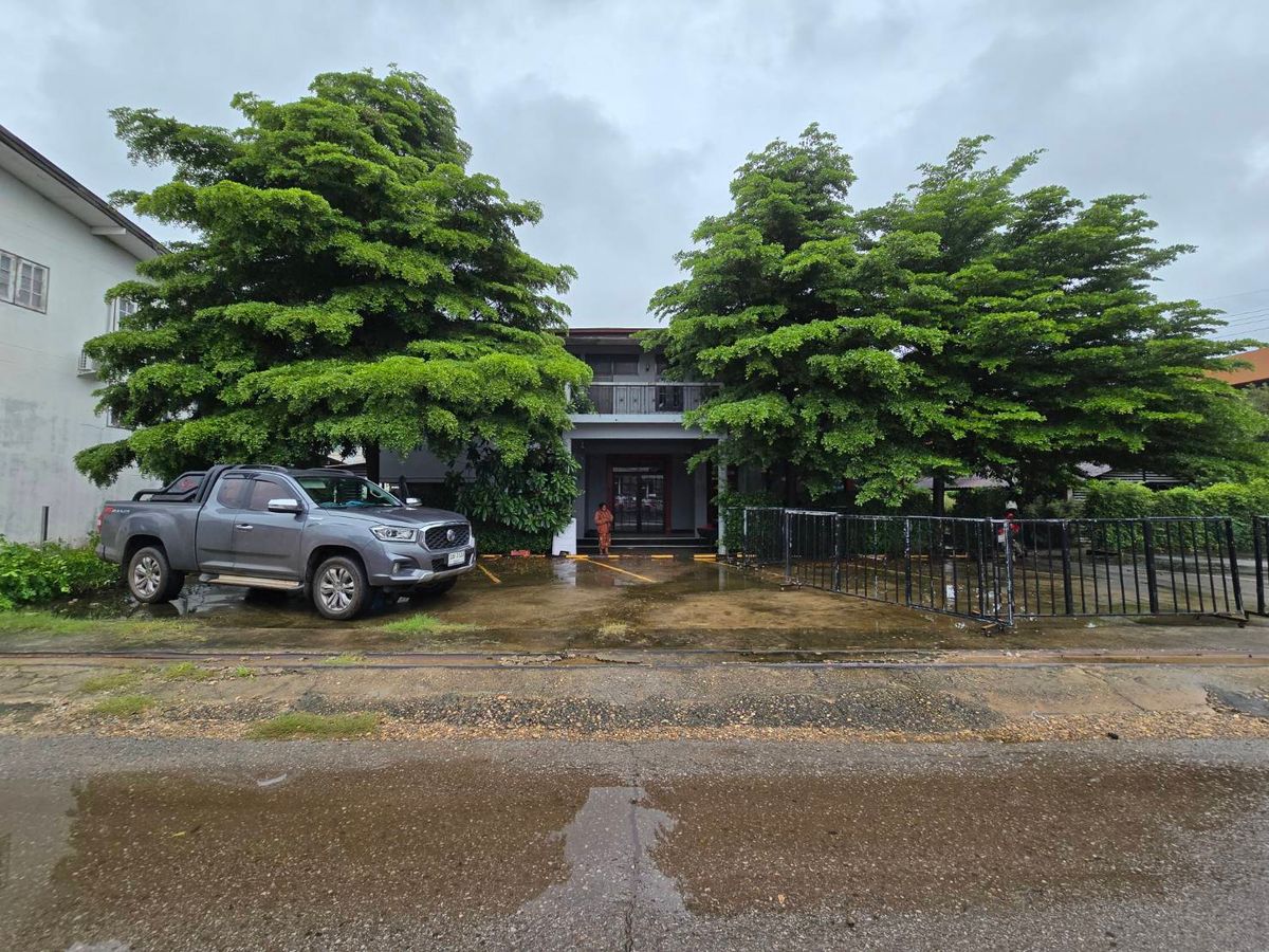 ขายบ้านสกลนคร : 🏡 บ้าน 2 ชั้นใจกลางเมืองสกลนคร – ที่ดิน 340 ตร.ว. ทำเลทอง หายาก! ✨ อดีตบ้านผู้ว่าราชการจังหวัด ✨ 📍 ซอยรัฐพัฒนา 5 – ทำเลดีที่สุดในเมือง พร้อมอนาคตการเติบโตสูง