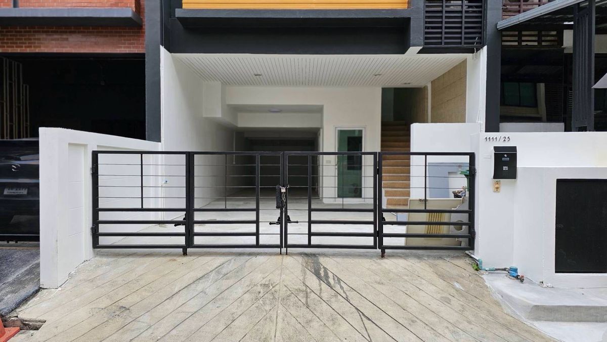 ขายทาวน์โฮมเลียบทางด่วนรามอินทรา : ขายทาวน์โฮม ทาวน์อินทาวน์ ศรีวรา กรุงเทพ | Townhome for Sale – Town in Town, Sriwara, Bangkok | 曼谷 Sriwara Town in Town 联排别墅出售