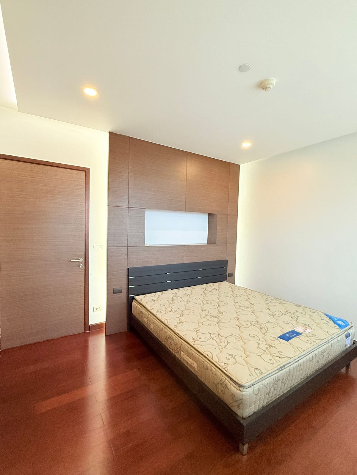 For RentCondoWitthayu, Chidlom, Langsuan, Ploenchit : Rent now !! Petfriendly🐶😻 2 bedrooms, raising 2 dogs and cats / room, ready to enter 12 Aug 68 ✨manhattan chidlom🐕