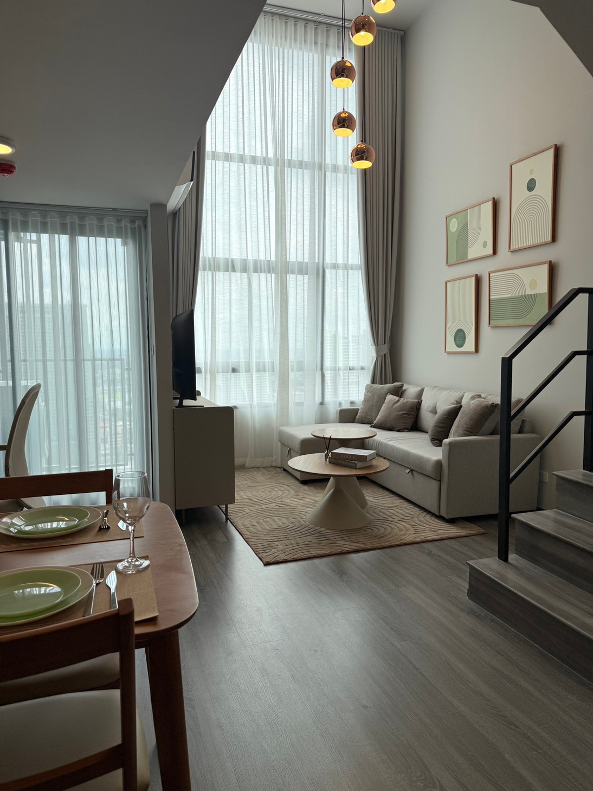 ให้เช่าคอนโดเสรีไทย-นิด้า : คอนโดใหม่ 2 ชั้น แต่งสวยเฟอร์ครบ ให้เช่าติดถนนรามคำแหง หลัง The mall บางกะปิ Mrt สายสีเหลือง