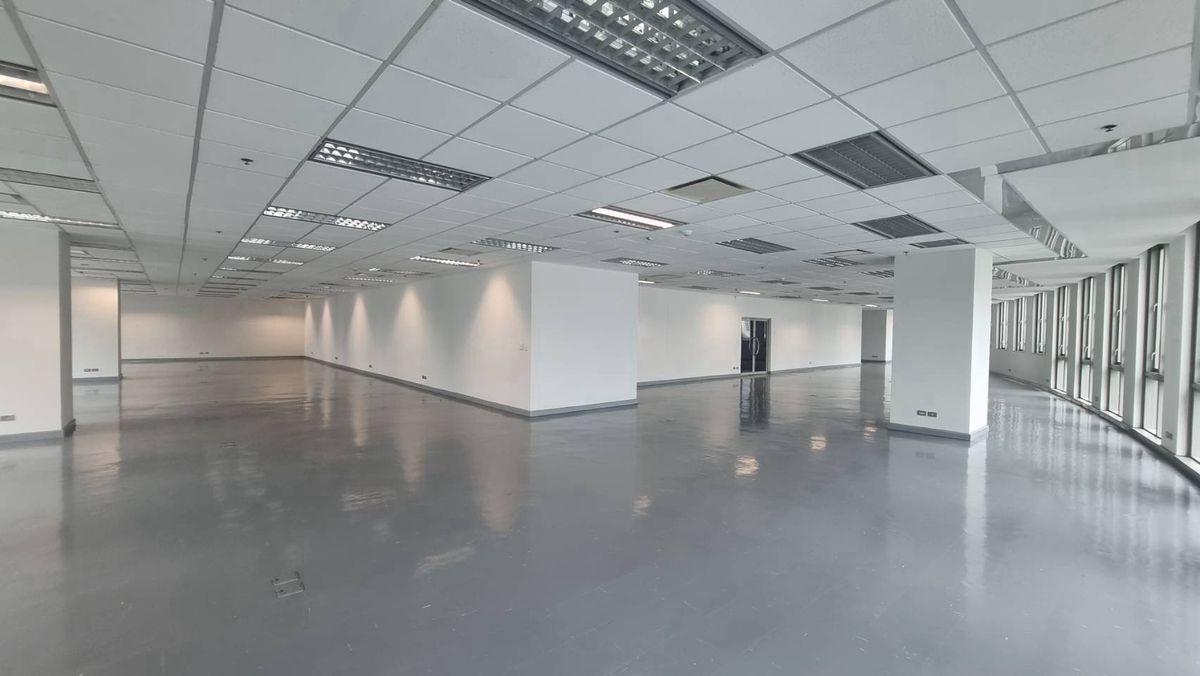 For RentOfficeWitthayu, Chidlom, Langsuan, Ploenchit : Office for rent 900 baht/sqm. Near BTS Ploenchit Chidlom is an open area of 589.5 square meters.
