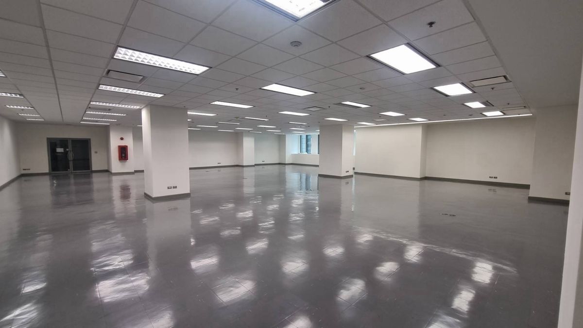 For RentOfficeWitthayu, Chidlom, Langsuan, Ploenchit : For Rent: Office Space 900 baht/sqm. near BTS Phloen Chit & Chit Lom
Open-plan layout | 342.5 sq.m.
