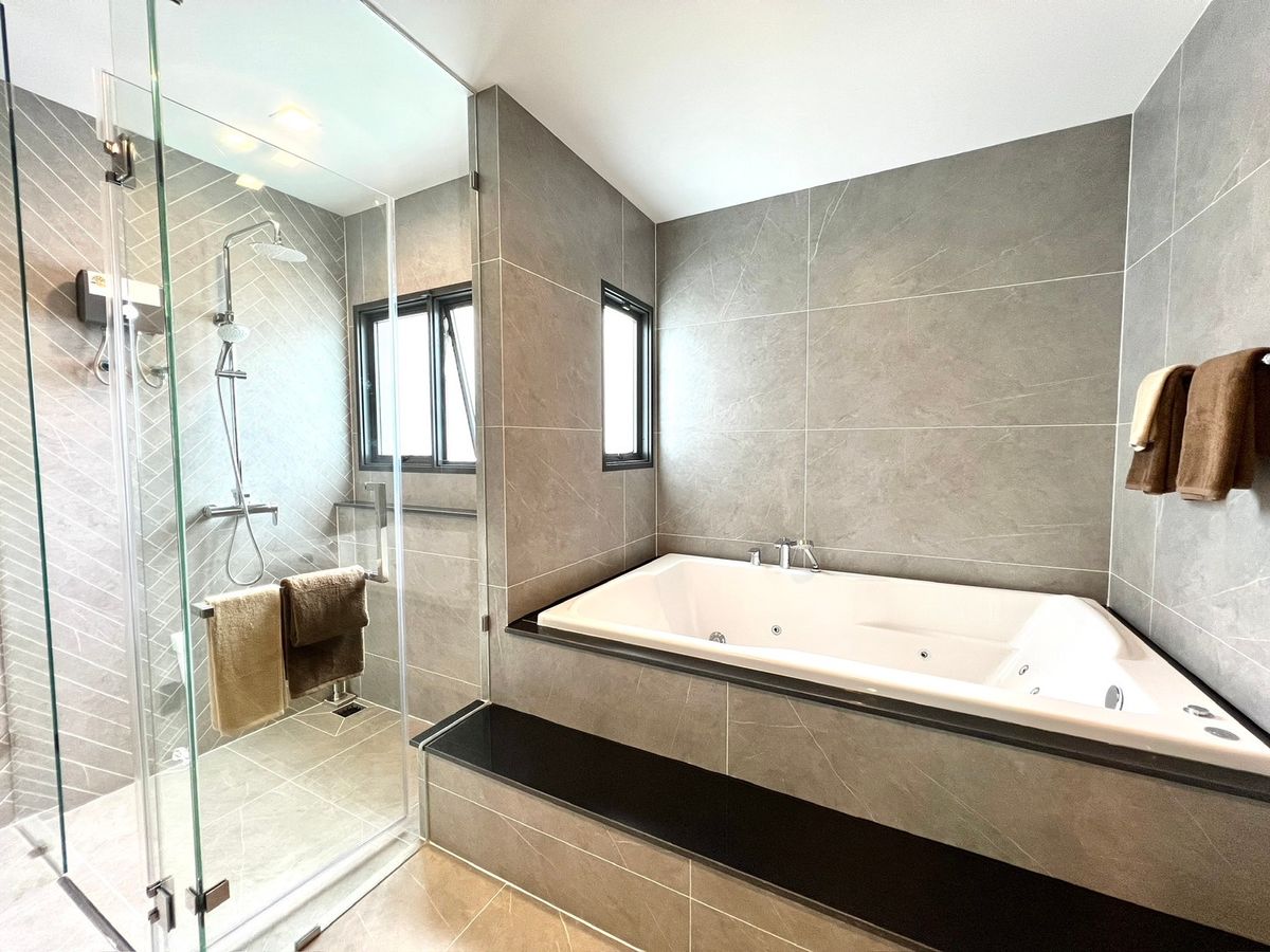 ขายบ้านนวมินทร์ รามอินทรา : 🔥Special price ราคาโปรพิเศษ🔥Bangkok Boulevard Signature รามอินทรา - วัชรพล | บ้านเดี่ยว 2 ชั้น ขนาด 516 ตร.ม. 125.1 ตร.ว. | 4 ห้องนอน 5 ห้องน้ำ 4 ที่จอด เริ่ม 29.9 MB ติดต่อนัดชม Tel.0922635410 (เอิร์ธ)