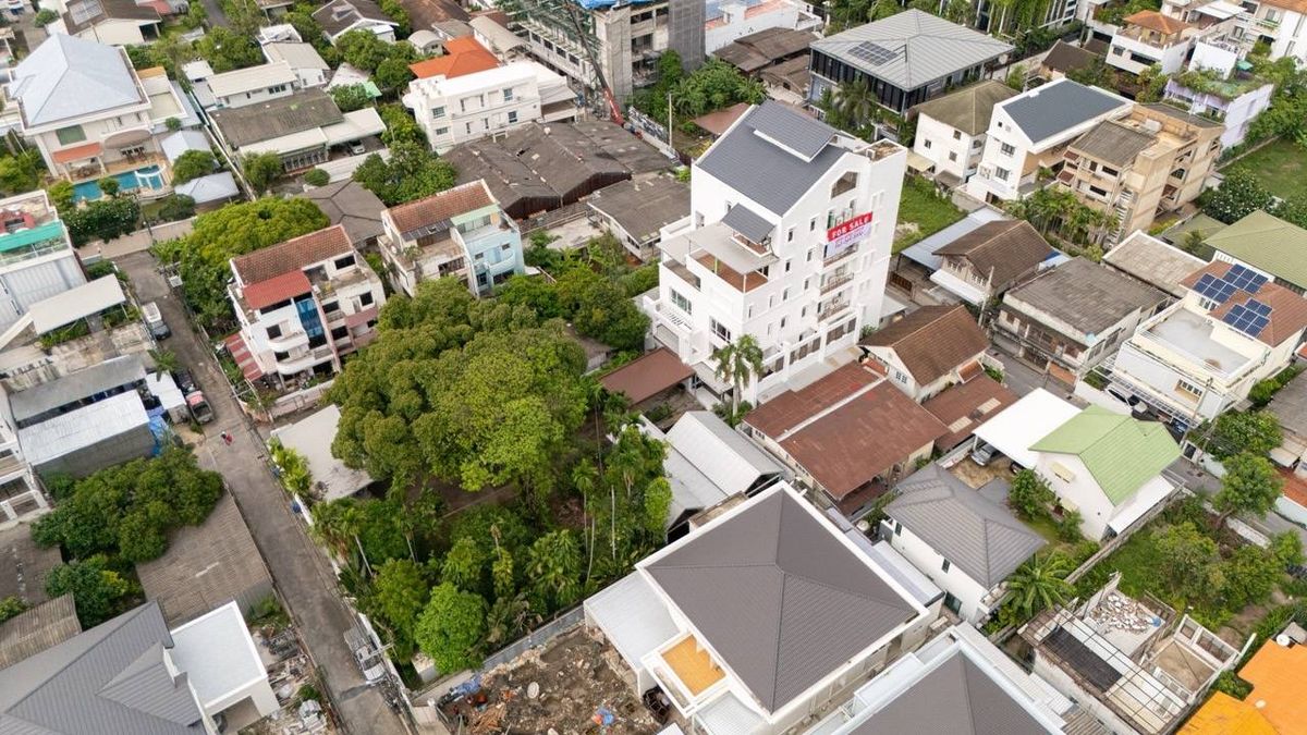 For SaleLandSukhumvit, Asoke, Thonglor : This is !!! Land in a rare location  The land is located in Ekkamai Soi 10 (size 294 sq.what), 650,000 baht.