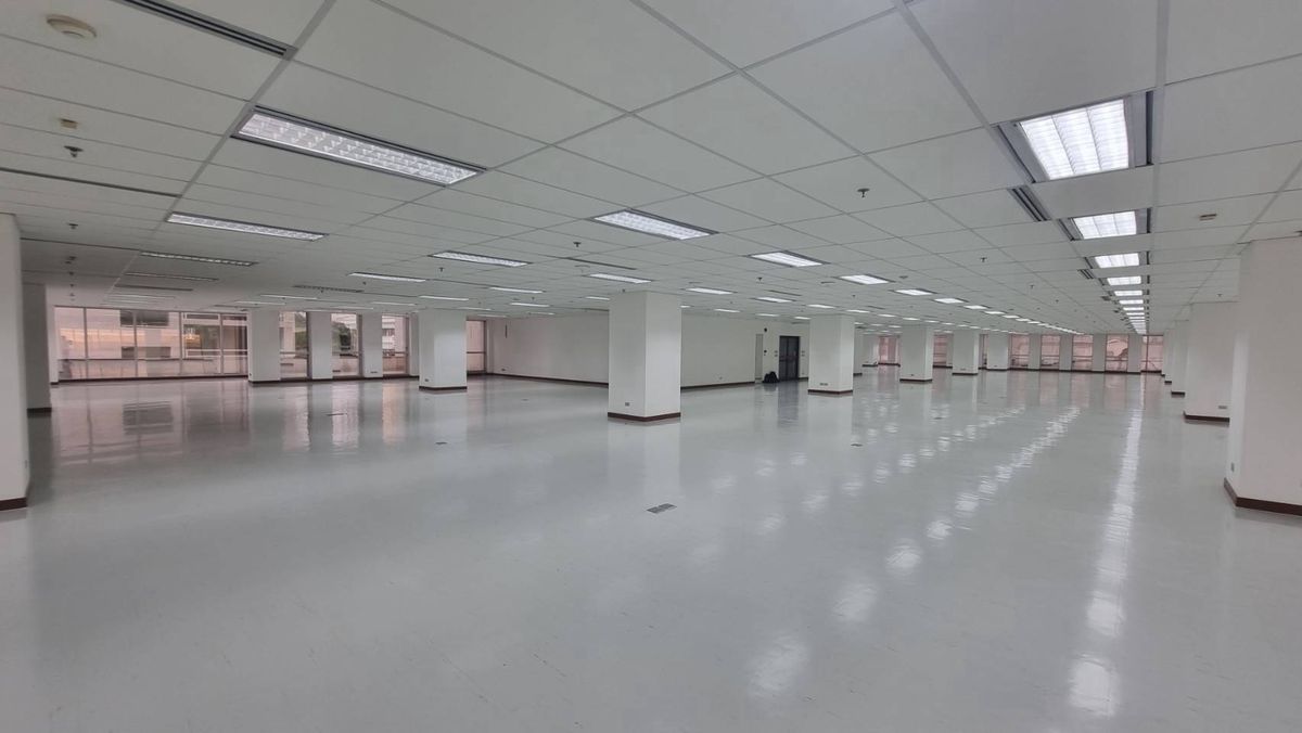 For RentOfficeWitthayu, Chidlom, Langsuan, Ploenchit : Office for rent 900 baht/sqm. Near BTS Ploenchit Chidlom is an open area of 1587 square meters.