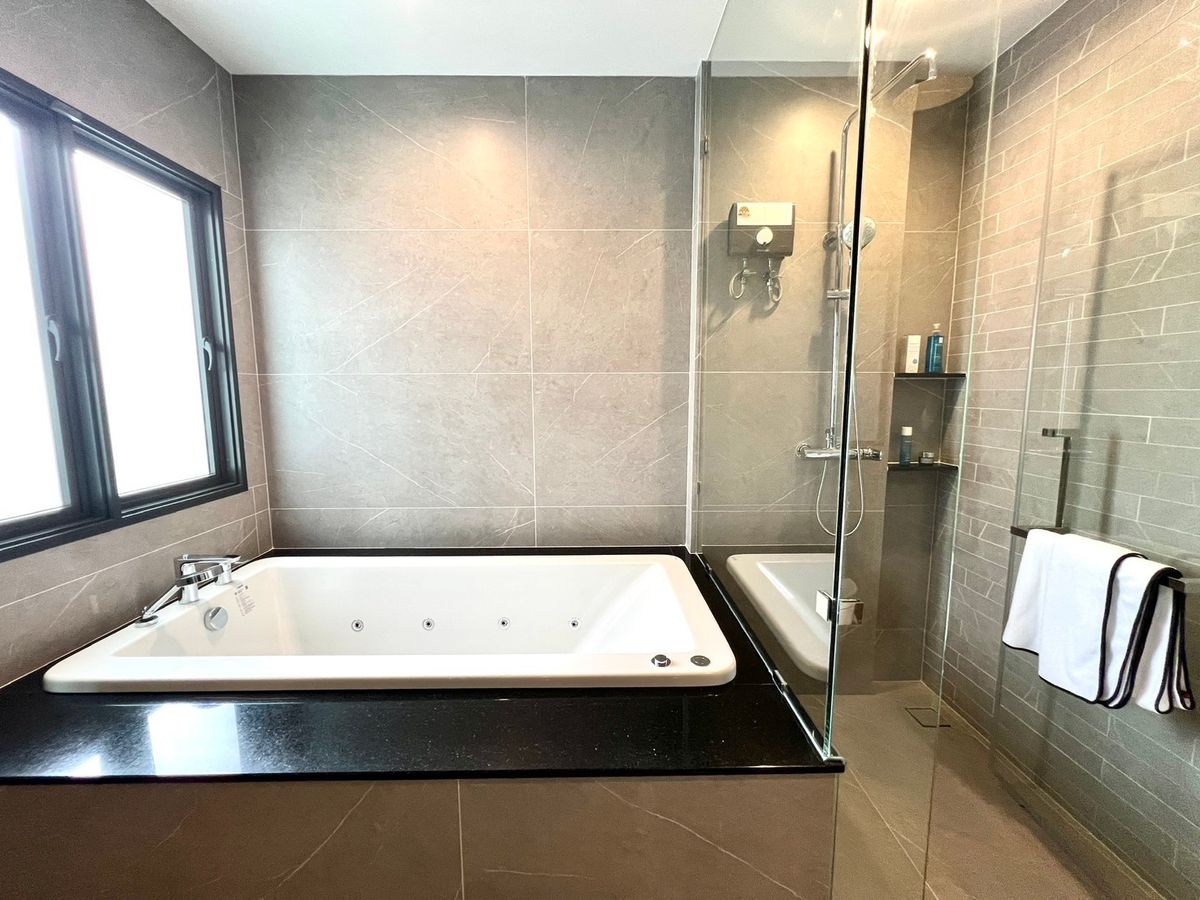 ขายบ้านนวมินทร์ รามอินทรา : 🔥Hot Deal ซื้อตรงโครงการ🔥Bangkok Boulevard Signature รามอินทรา - วัชรพล | บ้านเดี่ยว 2 ชั้น ขนาด 439 ตร.ม. 101.9 ตร.ว. | 4 ห้องนอน 5 ห้องน้ำ 4 ที่จอด เริ่ม 25.9 MB ติดต่อนัดชม Tel.0922635410 (เอิร์ธ)