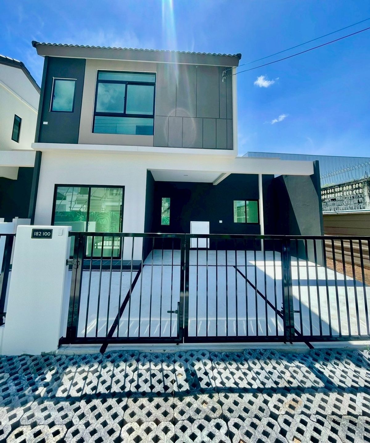 For RentMahachai Samut Sakhon : Rent of Pruksa Rama 2 - Lin Project, Project 2, area 32.6 square wah, 4 bedrooms, Phanthai Norasing Subdistrict Mueang Samut Sakhon District Samut Sakhon Province