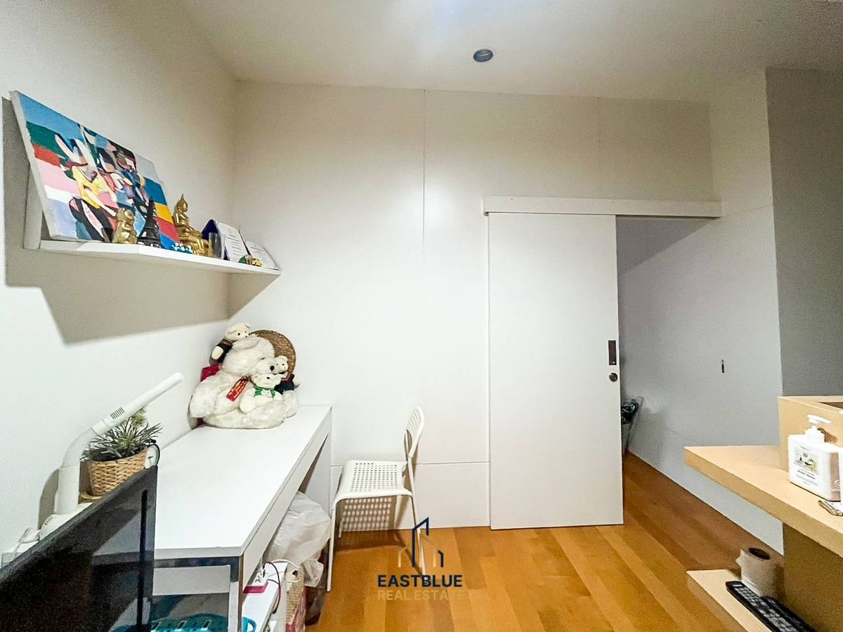 For SaleCondoRatchathewi,Phayathai : Urgent sale! The owner is very hurry. The room has just been taken, fresh updates, the owner is divided into 2 bedrooms. If anyone doesnt like it, can be removed. It is a light wall.  The floor is not very high. The pool view is rare. Interested, contact 