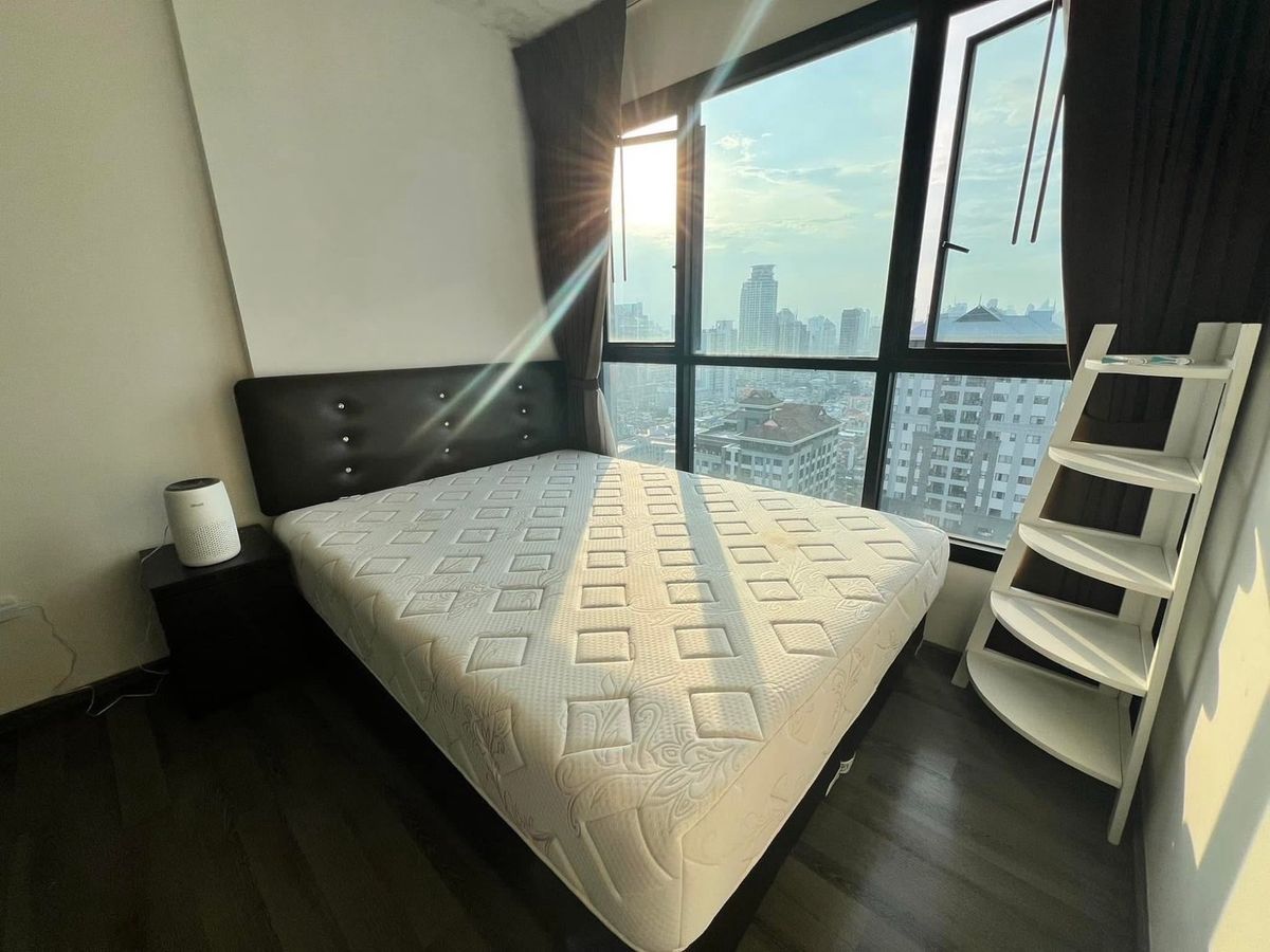 For RentCondoOnnut, Udomsuk : Urgent reservation for rent. Special price. The Base Park East size 31 sq.m., 27th floor (top). The most beautiful view near BTS and the expressway. Convenient to travel, furniture and electrical appliances. Price 13,000 baht.