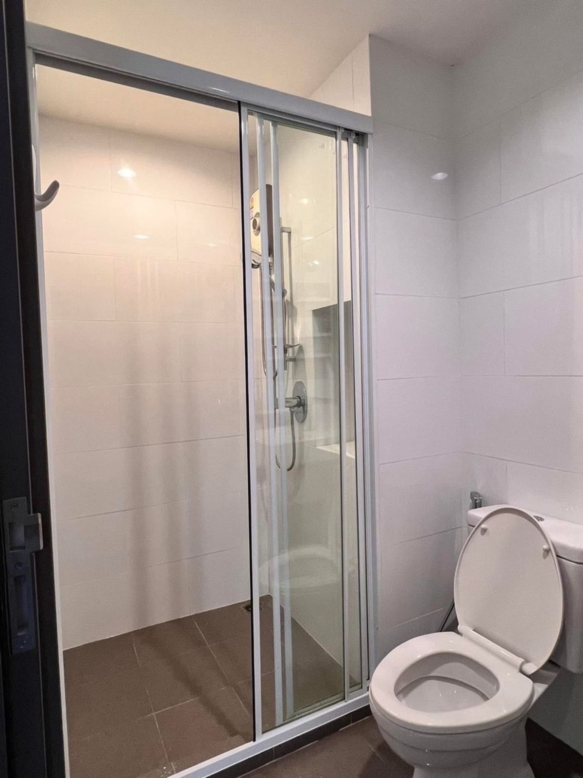 For RentCondoOnnut, Udomsuk : Urgent reservation for rent. Special price. The Base Park East size 31 sq.m., 27th floor (top). The most beautiful view near BTS and the expressway. Convenient to travel, furniture and electrical appliances. Price 13,000 baht.