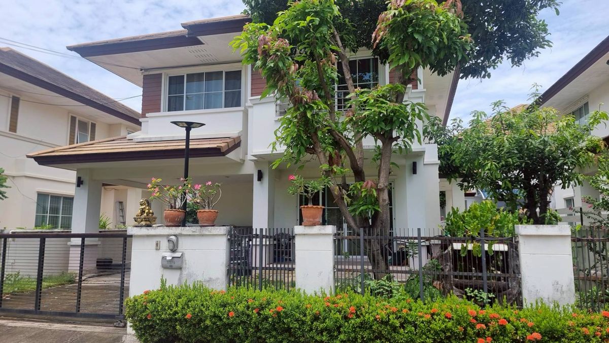 For RentHouseSamut Prakan,Samrong : Single house for rent, 2 bedrooms, 2 bathrooms, Luang Park Ville, Soi Dragon, Samut Prakan. There is a kitchen zone with furniture.
