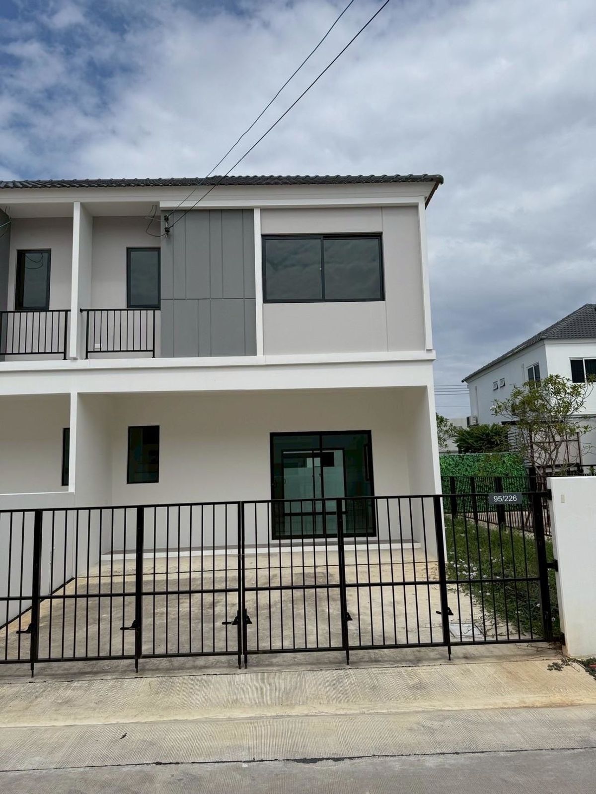 For RentTownhomeSamut Prakan,Samrong : 2 -story townhome for rent, The Connect Bangna -Sriwari Project Usable space starting at 130 square meters, potential location, near Suvarnabhumi Airport