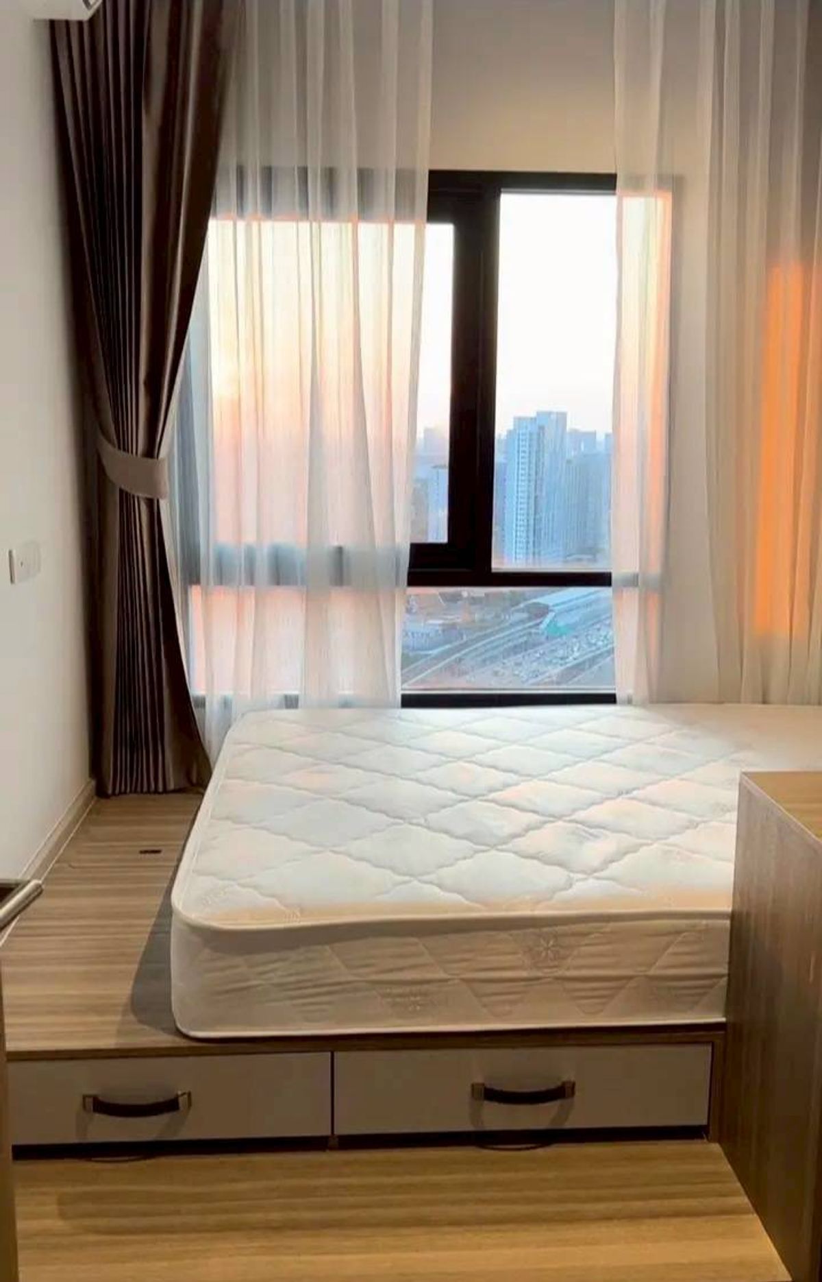 ให้เช่าคอนโดท่าพระ ตลาดพลู วุฒากาศ : ★ Altitude Unicorn Sathorn-Thapra ★ 24 ตรม.,ชั้น 29 (1 ห้องนอน 1 ห้องน้ำ), ★ติด BTS ตลาดพลู ★ใกล้ เดอะ มอลล์ ท่าพระ และ Street  food ★ สิ่งอำนวยความสะดวกมากมาย★ เครื่องใช้ไฟฟ้าครบครัน★ 