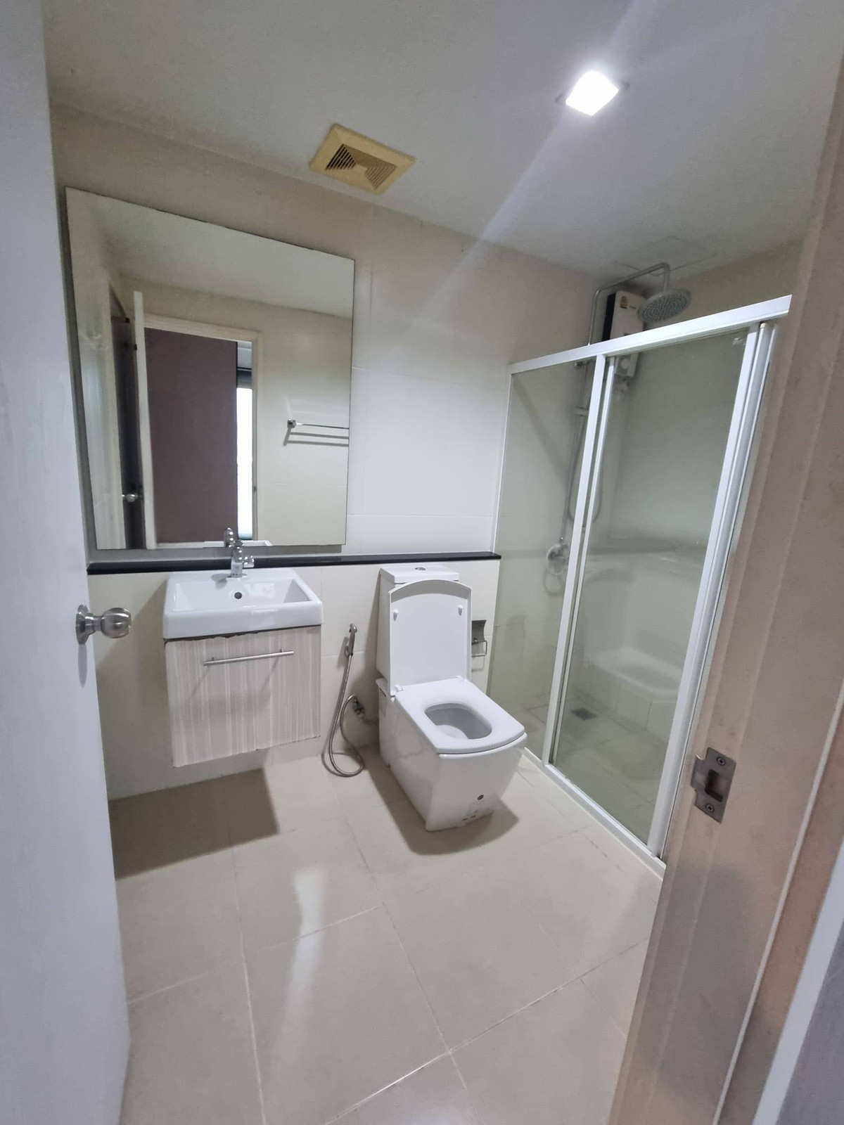 ให้เช่าคอนโดบางนา แบริ่ง ลาซาล : ให้เช่า 1ห้องนอนใหญ่ 45ตรม.  Knightsbridge Bearing สุขุมวิท 107 ชั้น21 วิวสวย พร้อมอยู่