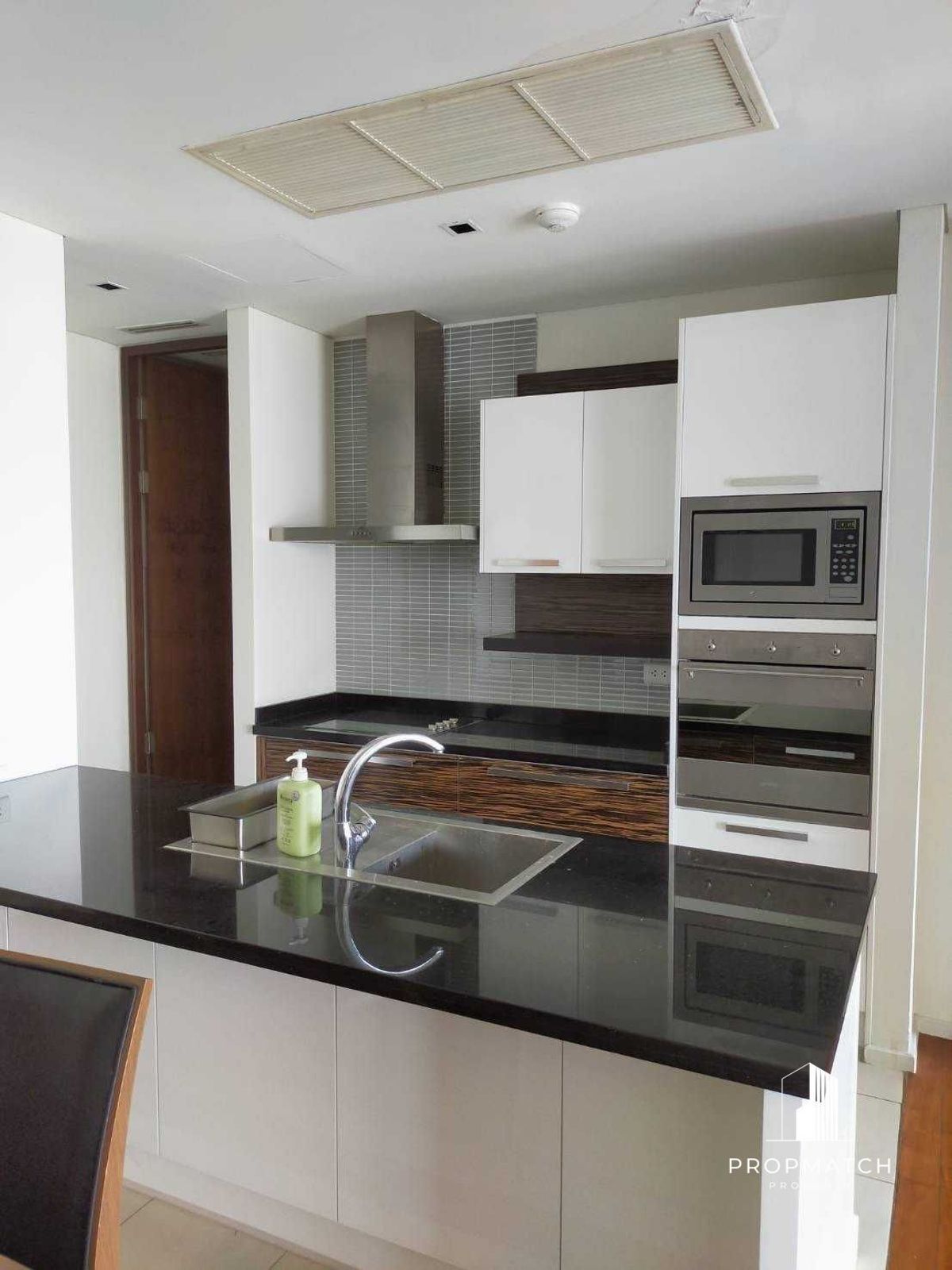 ขายคอนโดสุขุมวิท อโศก ทองหล่อ :  Hot Deal at The Lakes – 2 Bed 2 Bath – 109 SQ.M – 15MB 🔥 Spacious high-floor unit in the heart of Asoke. Fully furnished, modern kitchen, open city views. Just steps from BTS & MRT. 📍 Prime location | Ready to move in 📞 0984628898