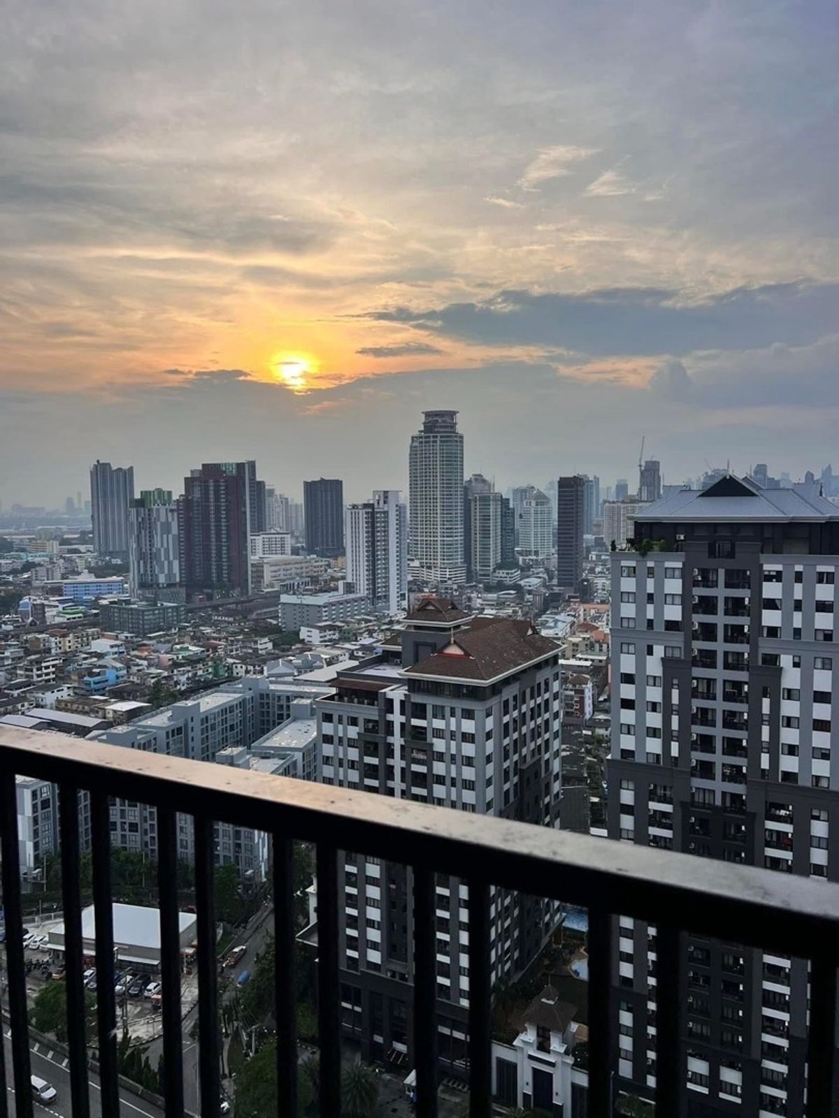 For RentCondoOnnut, Udomsuk : Urgent reservation for rent. Special price. The Base Park East size 31 sq.m., 27th floor (top). The most beautiful view near BTS and the expressway. Convenient to travel, furniture and electrical appliances. Price 13,000 baht.