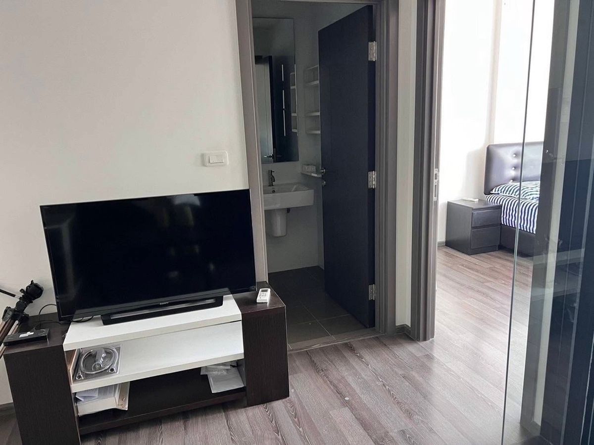 For RentCondoOnnut, Udomsuk : Urgent reservation for rent. Special price. The Base Park East size 31 sq.m., 27th floor (top). The most beautiful view near BTS and the expressway. Convenient to travel, furniture and electrical appliances. Price 13,000 baht.