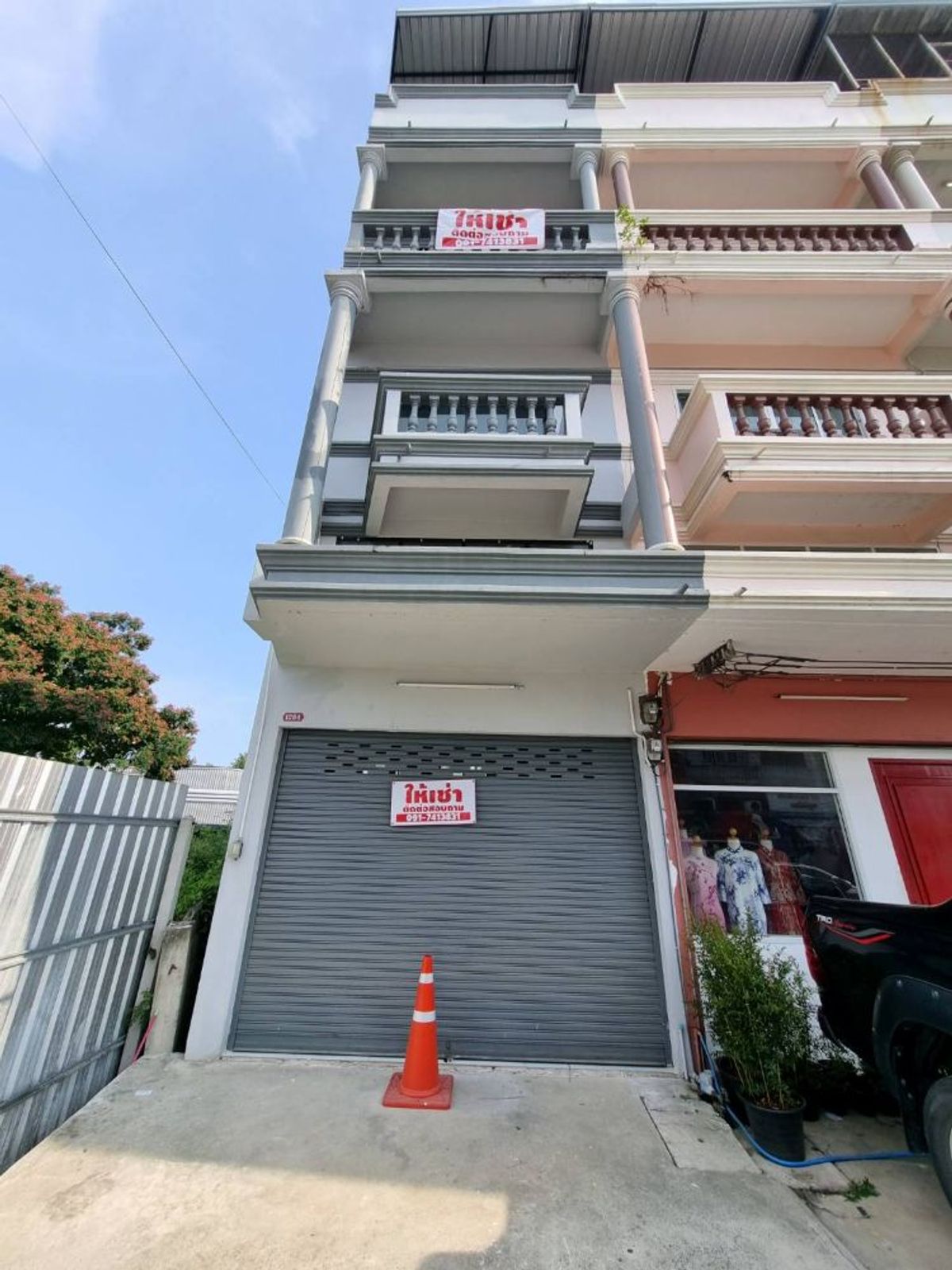 For RentHome OfficePhutthamonthon, Salaya : 3 -story home office for rent on the Thammasop Thawi Watthana Pavilion Road, Phutthamonthon 3, near Thonburi Fresh Market, Salaya Market, Mahidol University