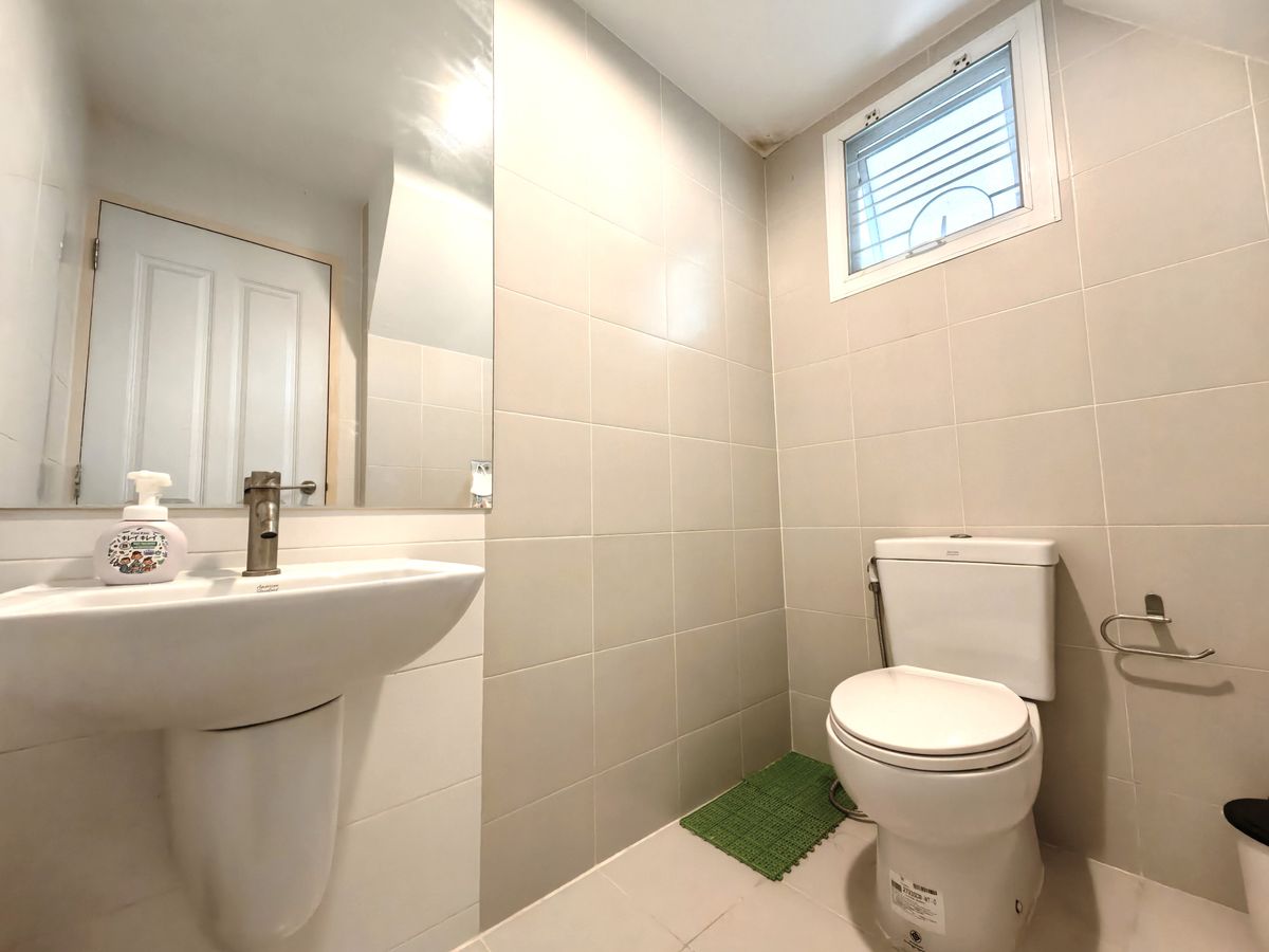 ขายบ้านนวมินทร์ รามอินทรา : บ้านแฝด 2 ชั้น อิคอนเนเจอร์ รามอินทรา 109 ใกล้ถนนรามอินทรา ใกล้รถไฟฟ้าสายสีชมพู แถมเฟอร์พร้อมเข้าอยู่ได้เลย ถูกสุดในโครงการ