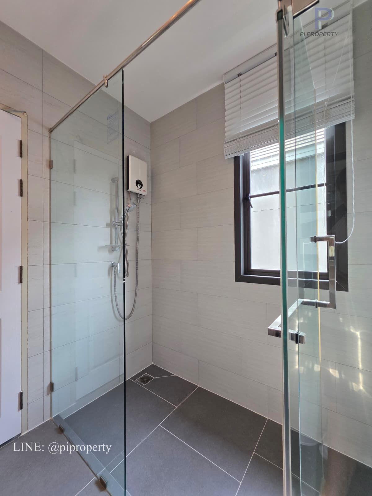 ให้เช่าบ้านบางนา แบริ่ง ลาซาล : ให้เช่า: วิลล่าหรูในโครงการแกรนด์ บางกอก บูเลอวาร์ด สุขุมวิท 4 ห้องนอน 5 ห้องน้ำ